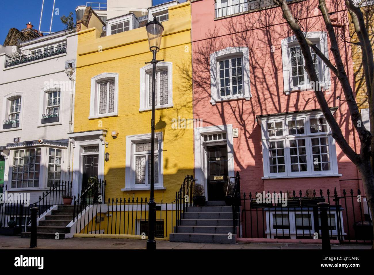 Farbenfrohe Terrassenhäuser in einer wohlhabenden Gegend von London, King's Road, Chelsea, London, Großbritannien. Stockfoto