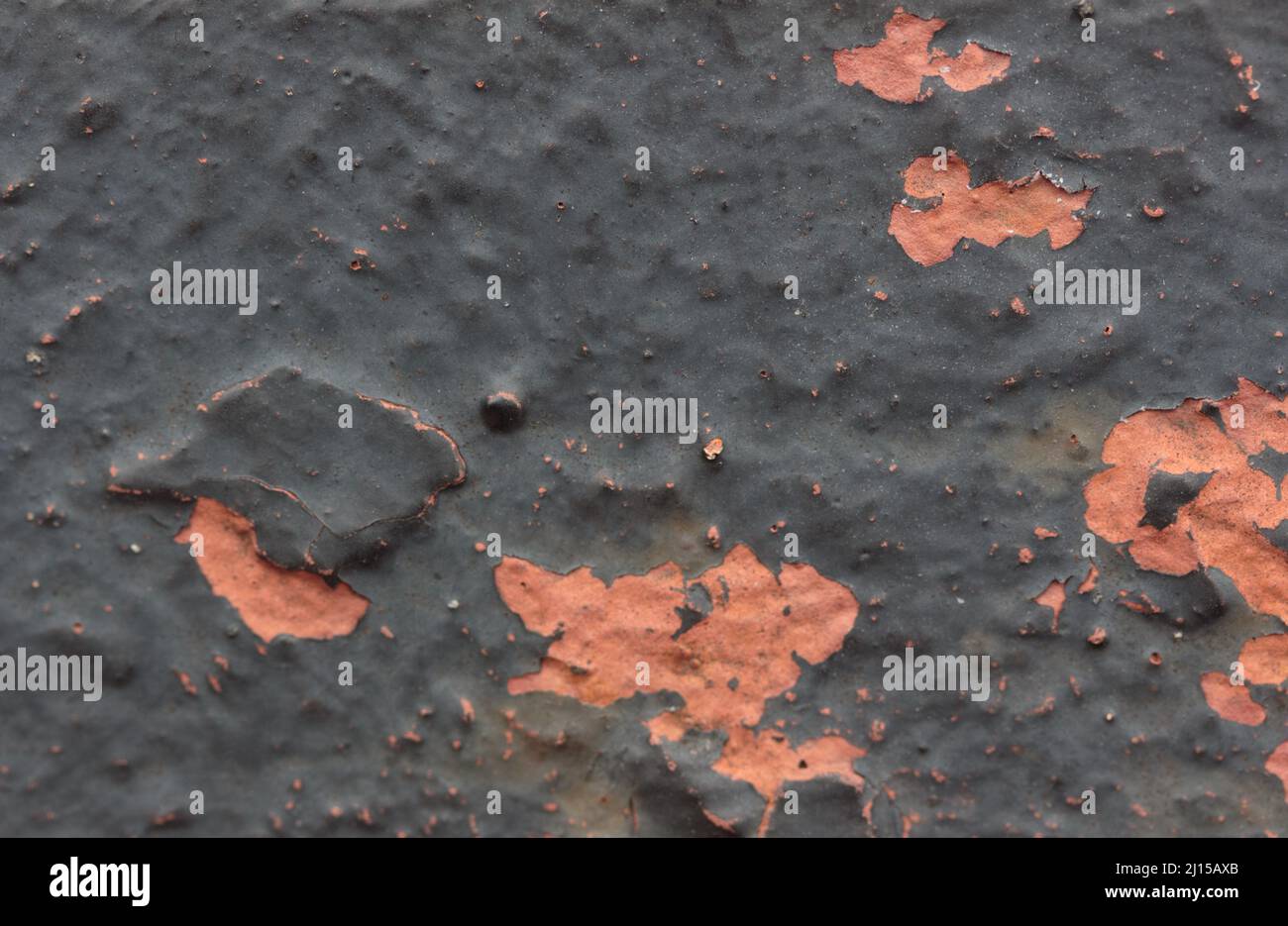 Die abblätternde orange-braune Farbe auf Eisenmetallstäben sorgt für eine düstere, urbane Textur als Hintergrund Stockfoto