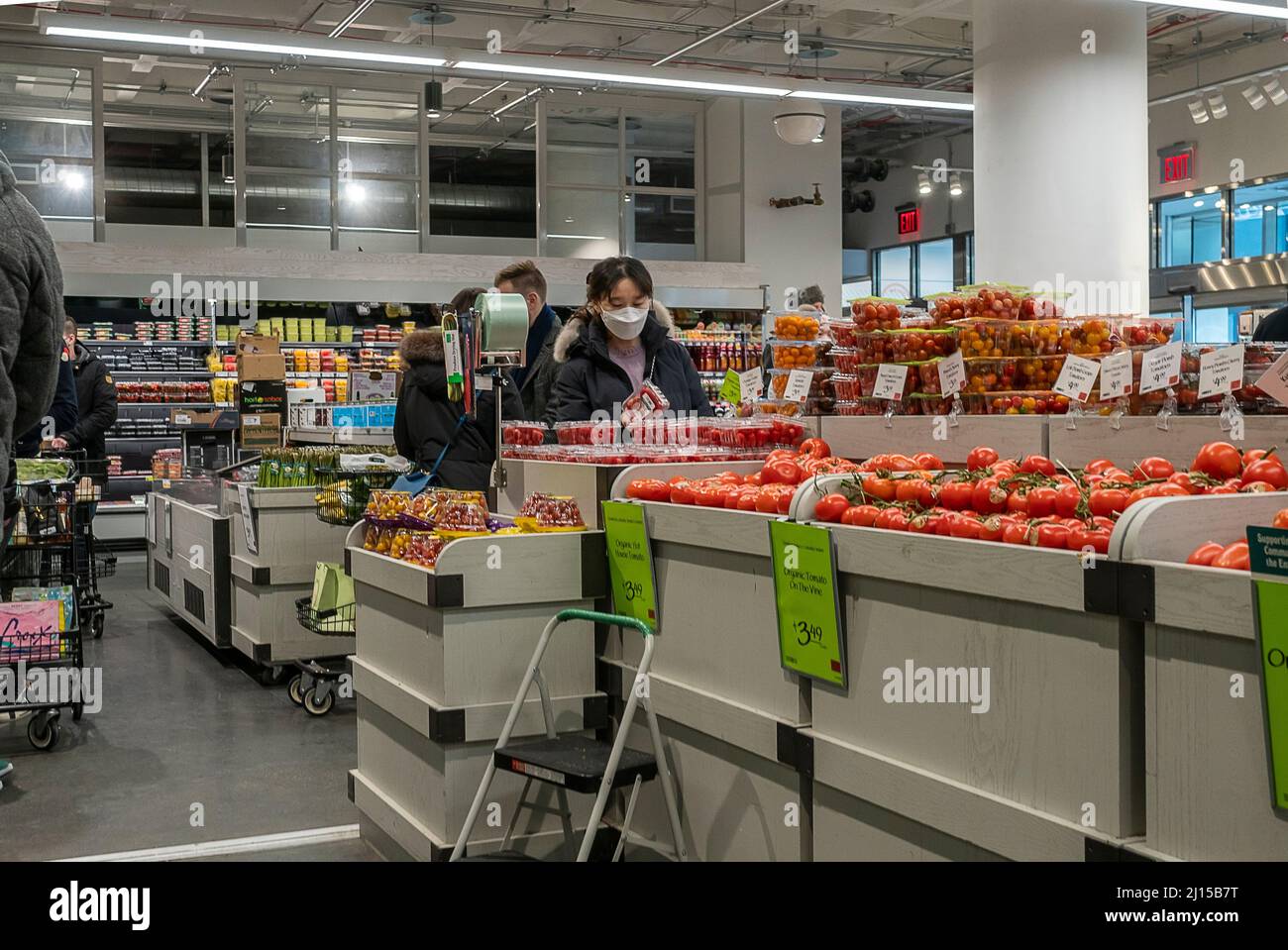 Einkaufen in einem Whole Foods Market Supermarkt in New York am Sonntag, 13. März 2022. Jüngste Umfragen berichten, dass Bürger mit geringerem Einkommen am ehesten von der Inflation betroffen sein werden. (© Richard B. Levine) Stockfoto