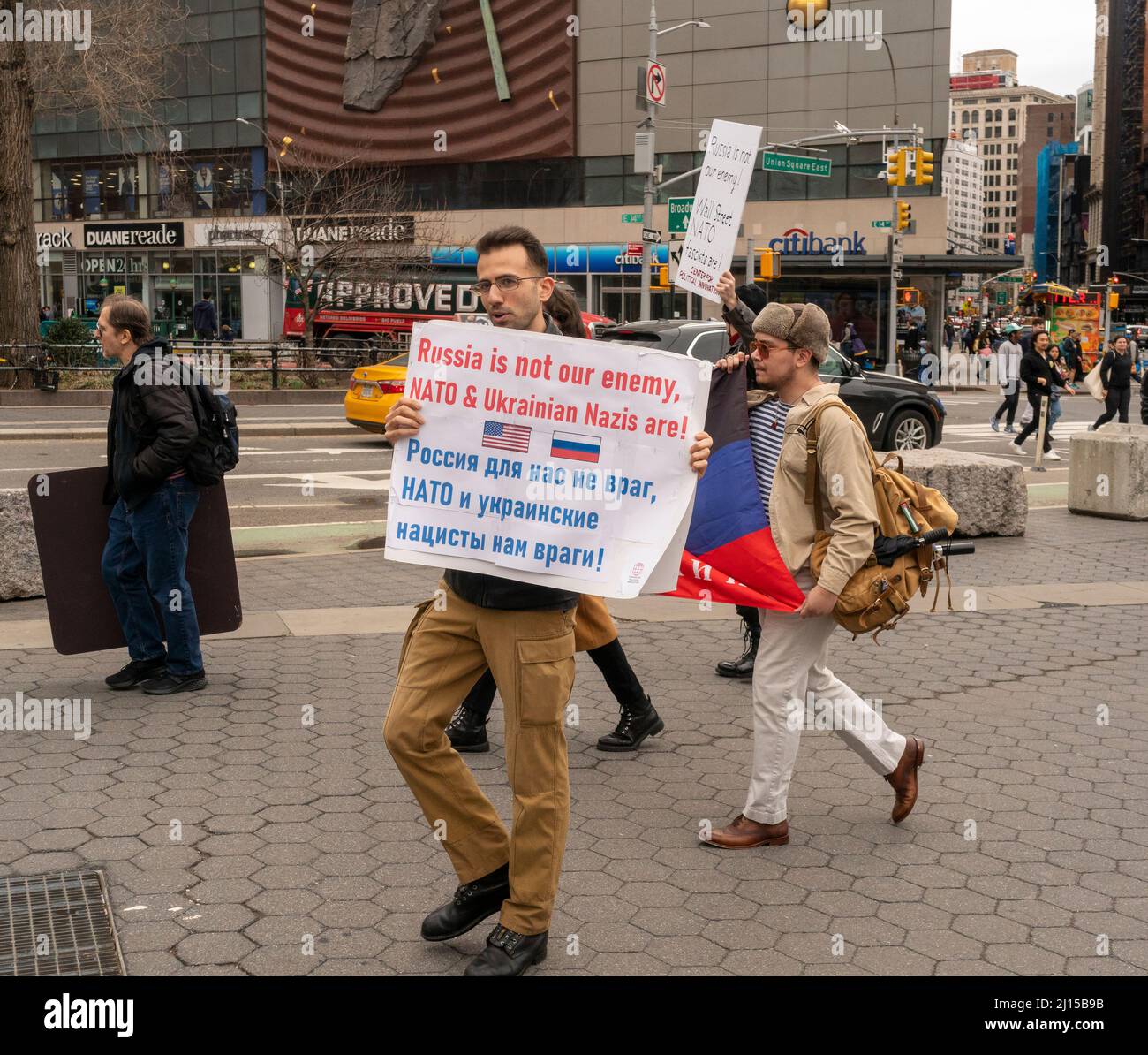 Eine kleine Gruppe pro-russischer Aktivisten marschieren am Sonntag, dem 20. März 2022, um den Union Square Park in New York herum und zeigen Unterstützung für Russland. (© Richard B. Levine) Stockfoto
