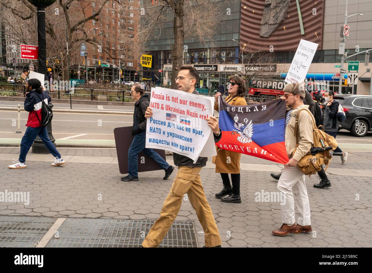 Eine kleine Gruppe pro-russischer Aktivisten marschieren am Sonntag, dem 20. März 2022, um den Union Square Park in New York herum und zeigen Unterstützung für Russland. (© Richard B. Levine) Stockfoto