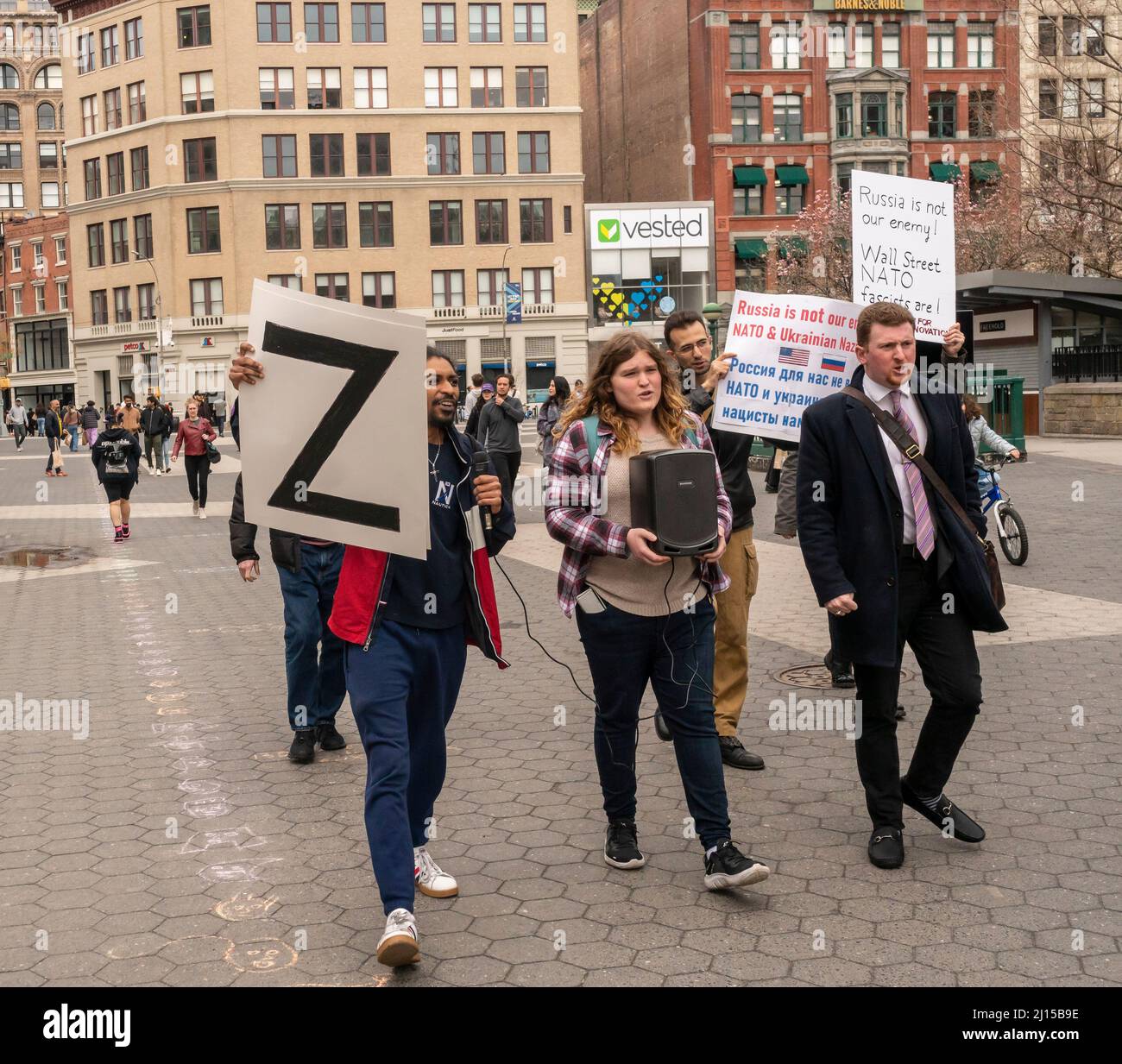 Eine kleine Gruppe pro-russischer Aktivisten marschieren am Sonntag, dem 20. März 2022, um den Union Square Park in New York herum und zeigen Unterstützung für Russland. (© Richard B. Levine) Stockfoto