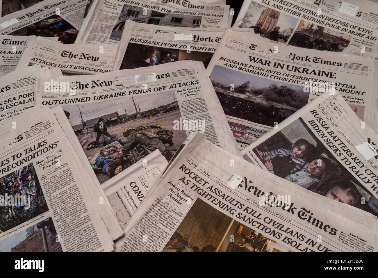 Eine Sammlung mehrwöchiger Titelseiten der New York Times, die auf die russische Invasion in der Ukraine Bezug nehmen, gesehen in New York am Mittwoch, 9. März 2022 (© Richard B. Levine) Stockfoto