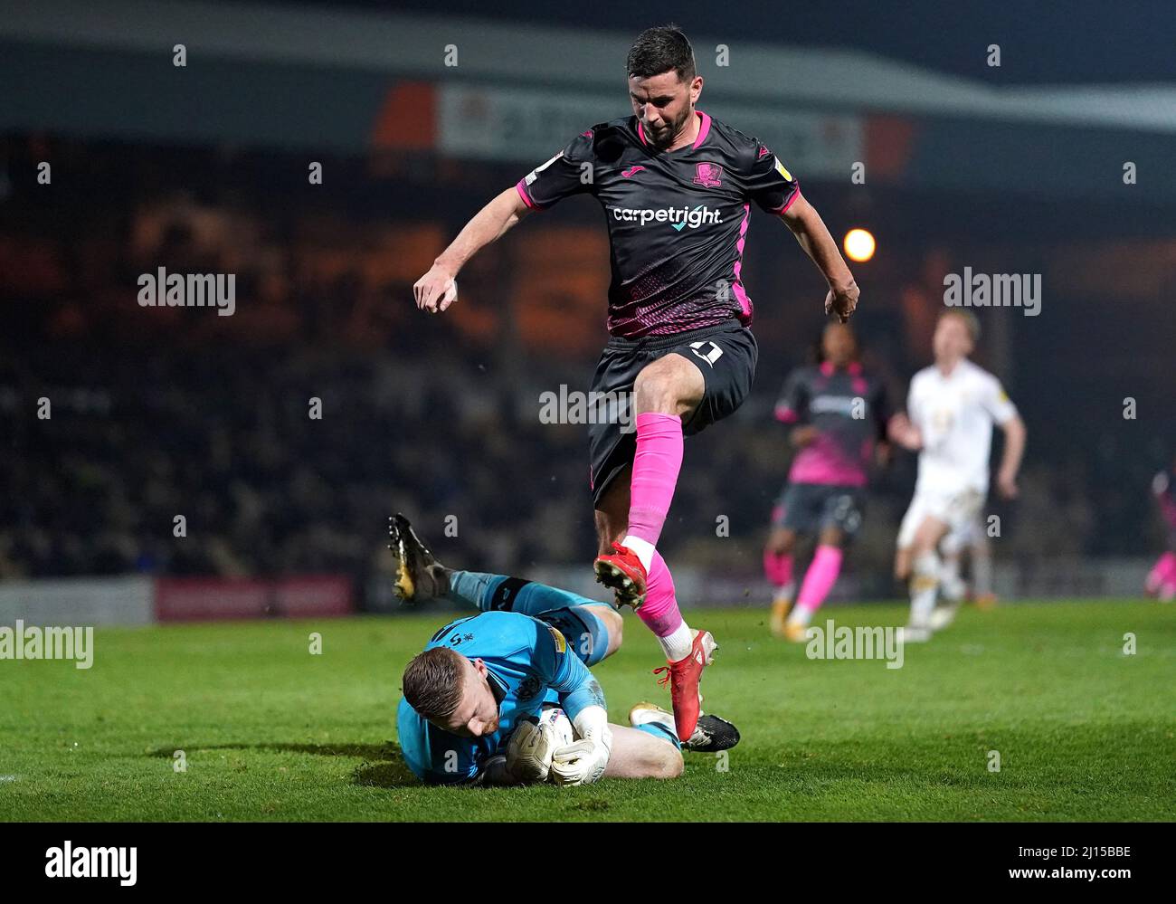 Port Vale-Torhüter Aidan Stone (links) rettet im zweiten Spiel der Sky Bet League im Vale Park, Stoke-on-Trent, vor Padraig Amond von Exeter City. Bilddatum: Dienstag, 22. März 2022. Stockfoto