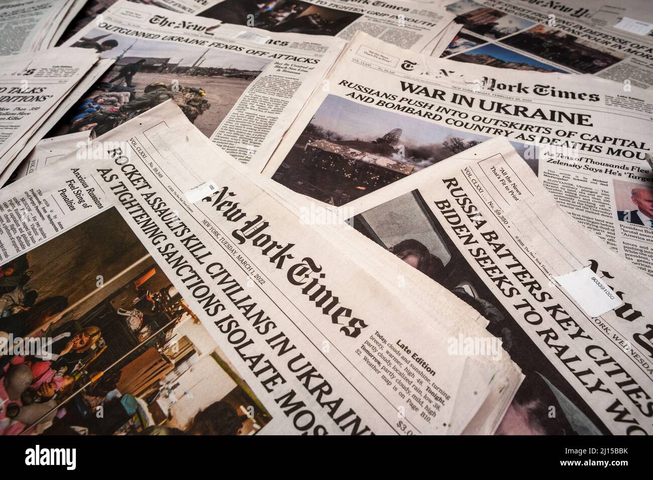 Eine Sammlung mehrwöchiger Titelseiten der New York Times, die auf die russische Invasion in der Ukraine Bezug nehmen, gesehen in New York am Mittwoch, 9. März 2022 (© Richard B. Levine) Stockfoto