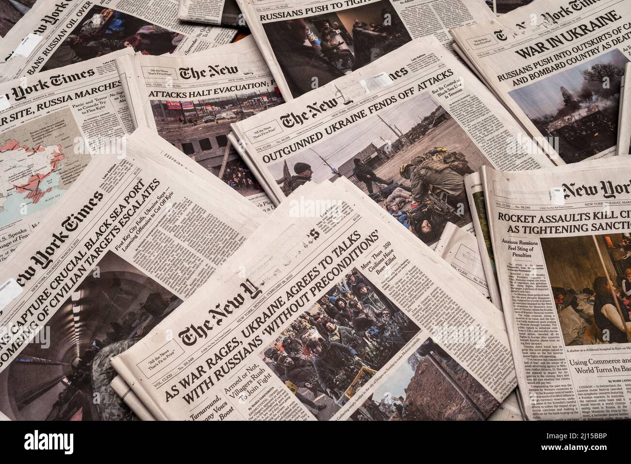 Eine Sammlung mehrwöchiger Titelseiten der New York Times, die auf die russische Invasion in der Ukraine Bezug nehmen, gesehen in New York am Mittwoch, 9. März 2022 (© Richard B. Levine) Stockfoto