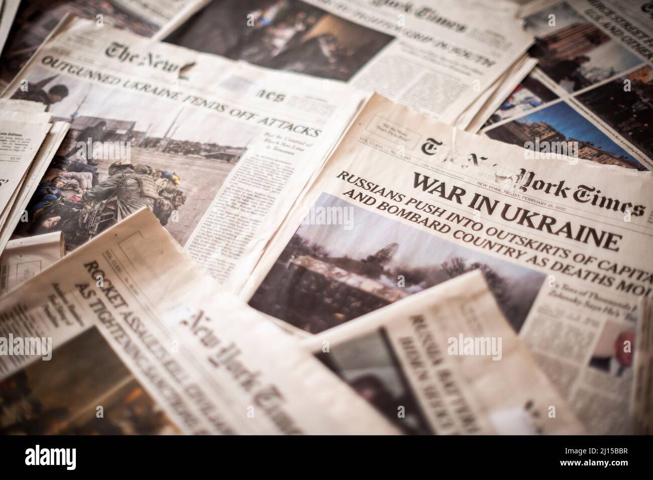 Eine Sammlung mehrwöchiger Titelseiten der New York Times, die auf die russische Invasion in der Ukraine Bezug nehmen, gesehen in New York am Mittwoch, 9. März 2022 (© Richard B. Levine) Stockfoto