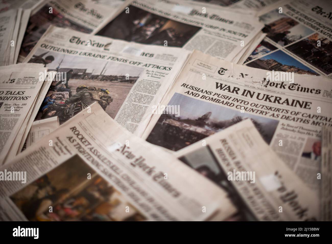 Eine Sammlung mehrwöchiger Titelseiten der New York Times, die auf die russische Invasion in der Ukraine Bezug nehmen, gesehen in New York am Mittwoch, 9. März 2022 (© Richard B. Levine) Stockfoto