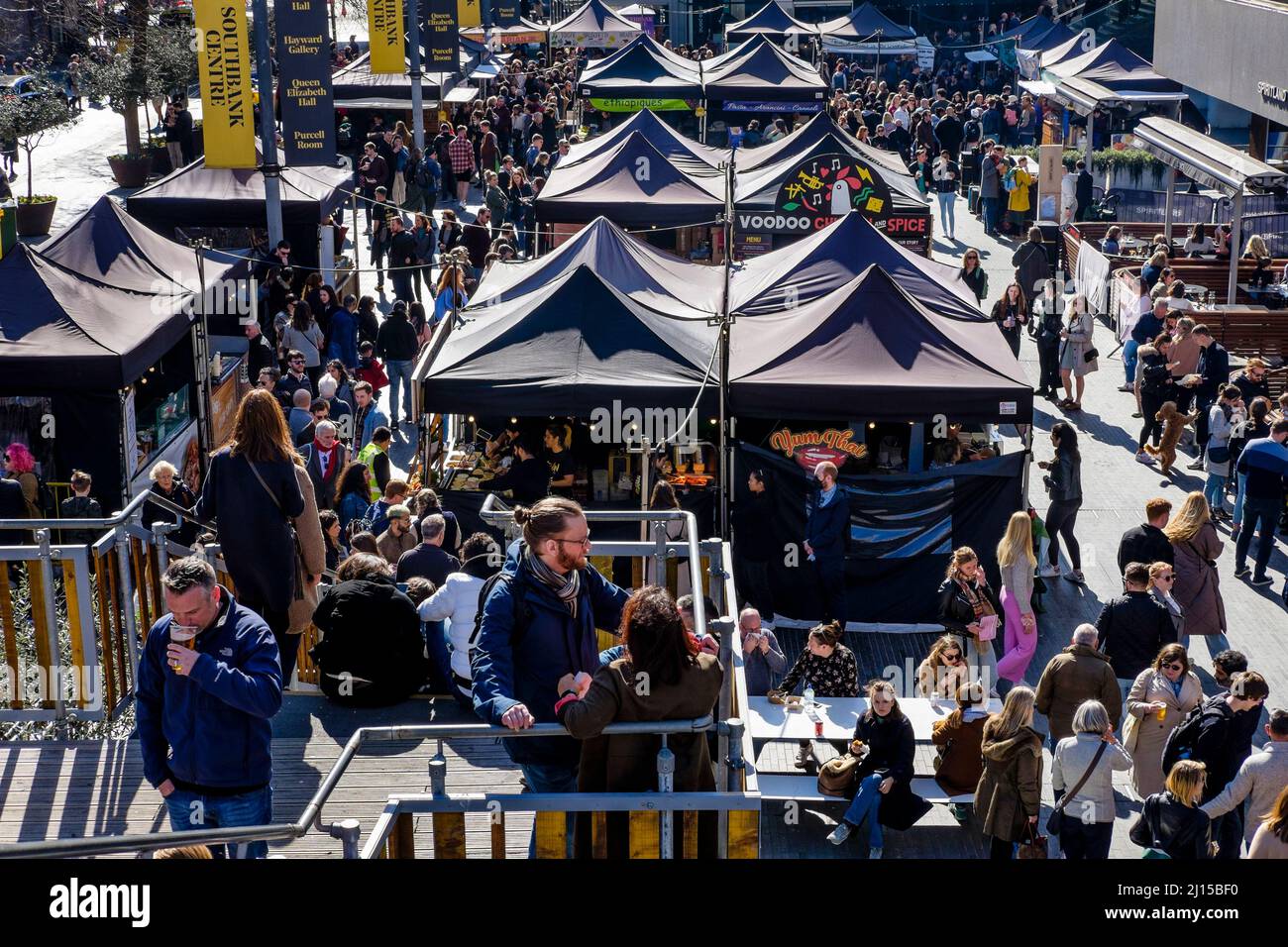 Besucher des Southbank Centre Food Market genießen eine Auswahl an internationalen Street Food-Gerichten in der Frühlingssonne, South Bank, London, Großbritannien. Stockfoto