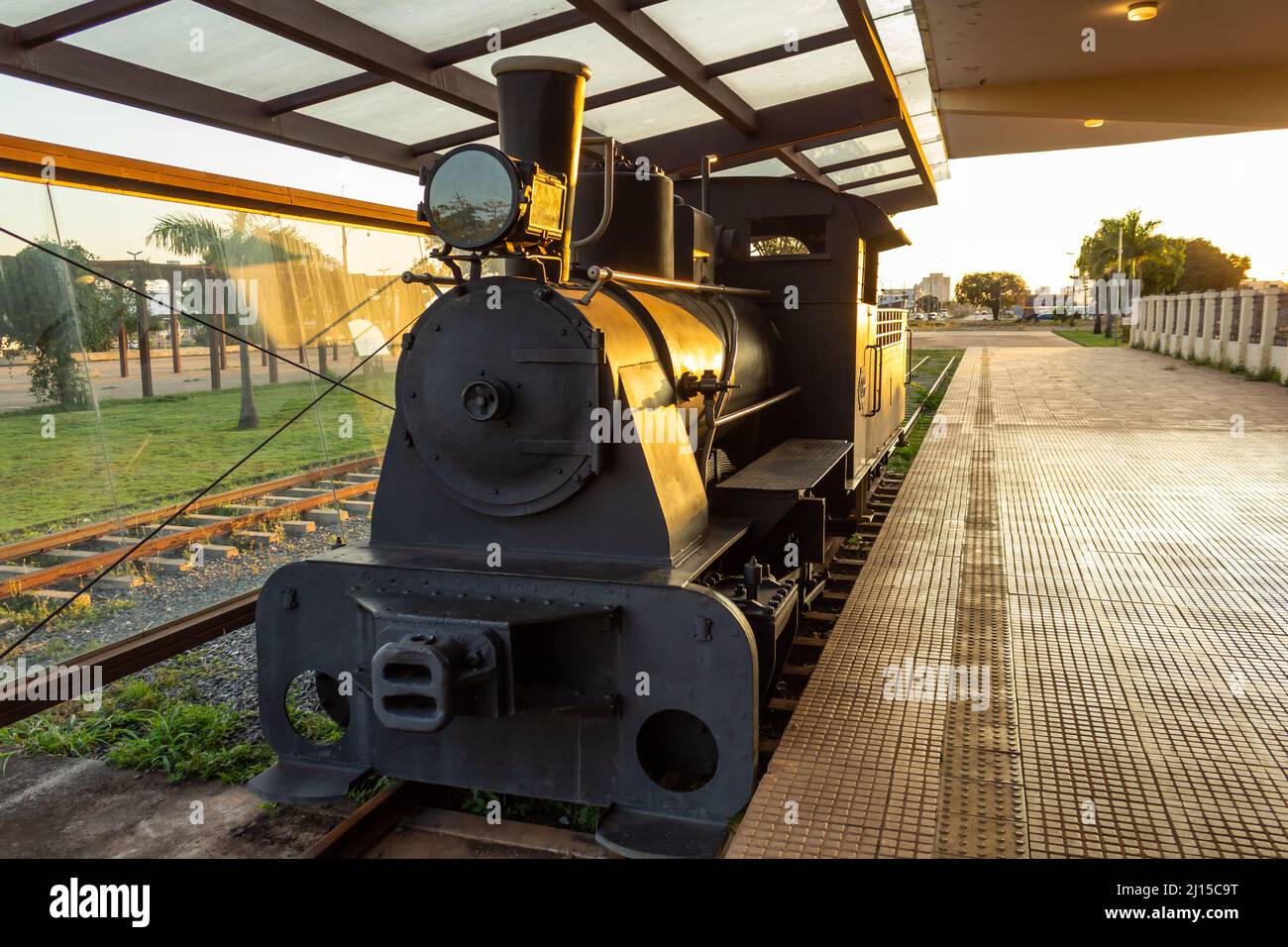 Goiânia, Goias, Brasilien – 22. März 2022: Lokomotive im alten Bahnhof Goiânia bei Sonnenaufgang. Stockfoto