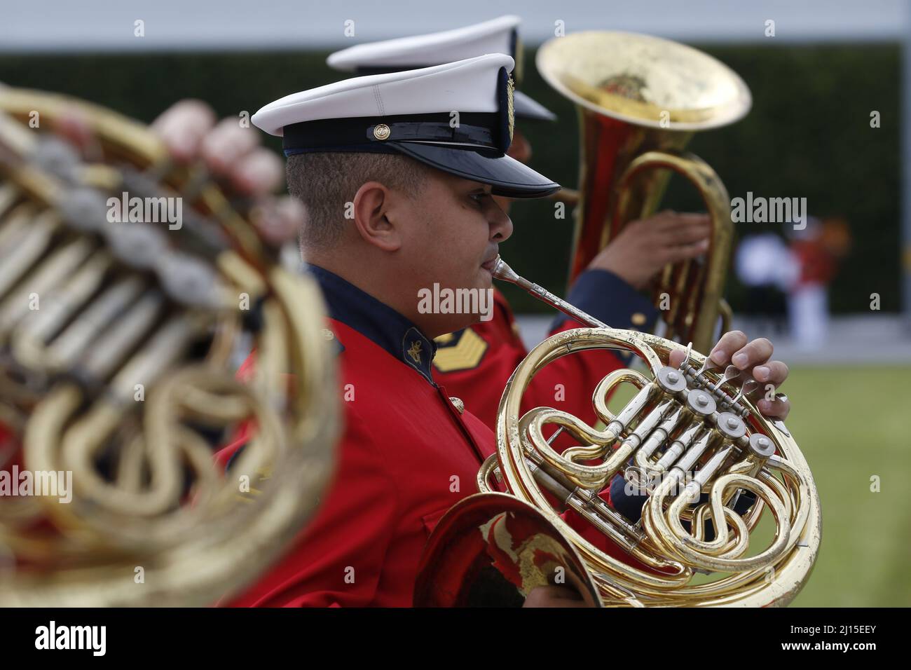 Militärband spielt Blasinstrumente und Musik, marschiert zur Abschlussfeier an der Navy School, Marine Corps Truppen. Stockfoto