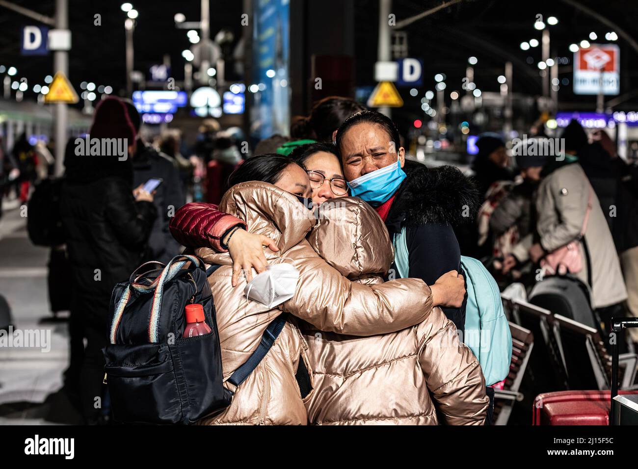 Berlin, Deutschland. 8. März 2022. Eine vietnamesisch-ukrainische Familie trifft sich auf dem Berliner Hauptbahnhof, nachdem sie vor dem Krieg in der Ukraine geflohen ist. Seit Kriegsbeginn sind mehr als 3 Millionen Flüchtlinge aus der Ukraine geflohen. (Bild: © Nichola Muller/SOPA Images via ZUMA Press Wire) Stockfoto