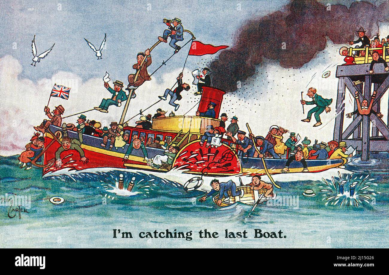 Humorvolle Vintage-Postkarte von Reg Carter, „Ich fange das letzte Boot“, zeigt eine Fähre, die mit Menschen und Nachzügler überladen ist. Stockfoto