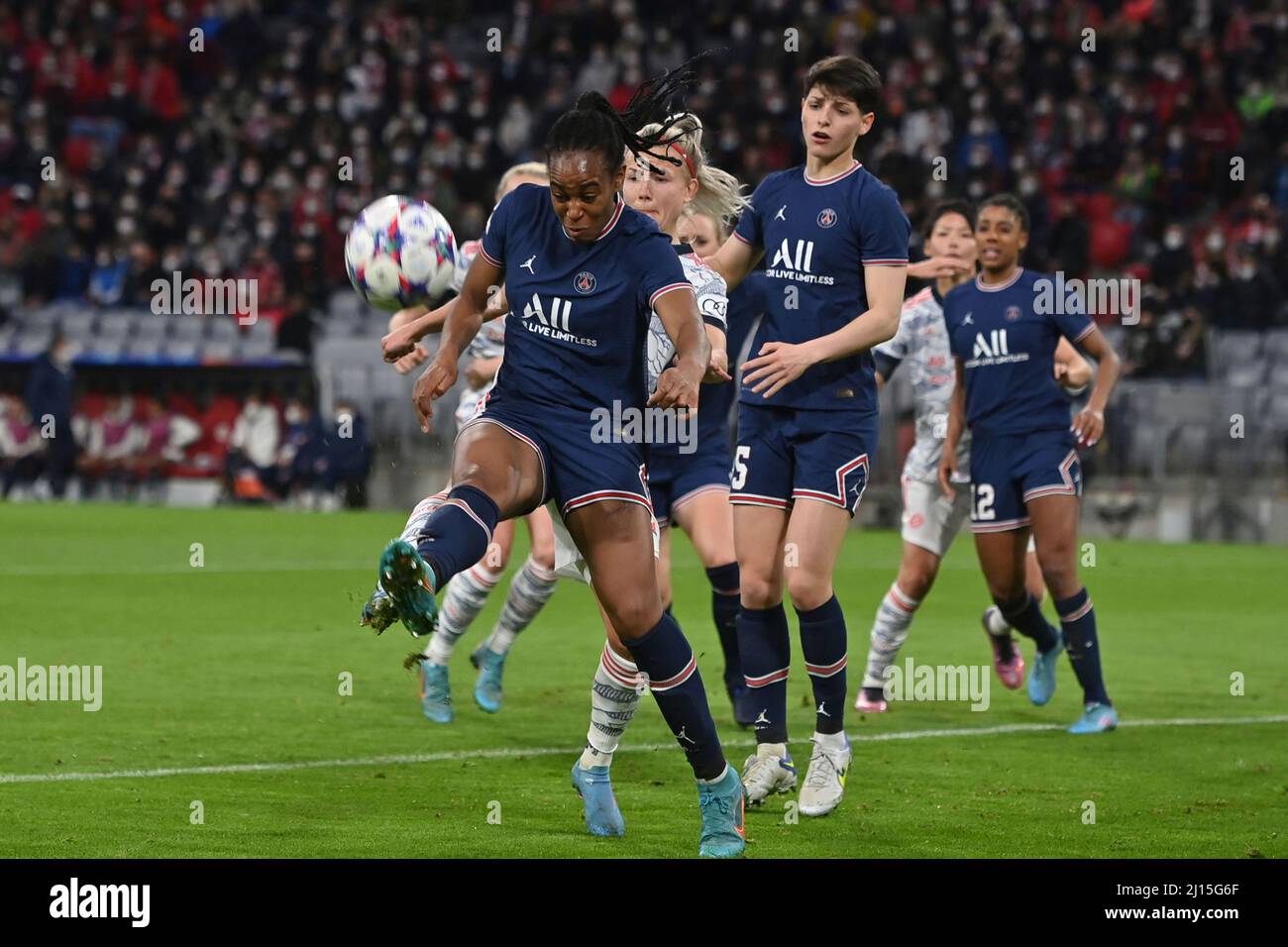 Marie Antoinette KATOTO (PSG), Action, Duelle gegen Hanna GLAS (FCB). FC Bayern München - Paris Saint-Germain 1-2 Fußball Champions League der Frauen, Viertelfinale am 22.. März 2022, Fußballarena München. DIE DFL-VORSCHRIFTEN VERBIETEN DIE VERWENDUNG VON FOTOS ALS BILDSEQUENZEN UND/ODER QUASI-VIDEO. Stockfoto