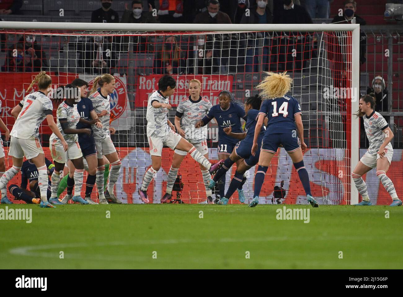 Marie Antoinette KATOTO (PSG) schießt das Tor auf 0-1, Action, Schuss auf das Tor. FC Bayern München - Paris Saint-Germain 1-2 Fußball Champions League der Frauen, Viertelfinale am 22.. März 2022, Fußballarena München. DIE DFL-VORSCHRIFTEN VERBIETEN DIE VERWENDUNG VON FOTOS ALS BILDSEQUENZEN UND/ODER QUASI-VIDEO. Stockfoto