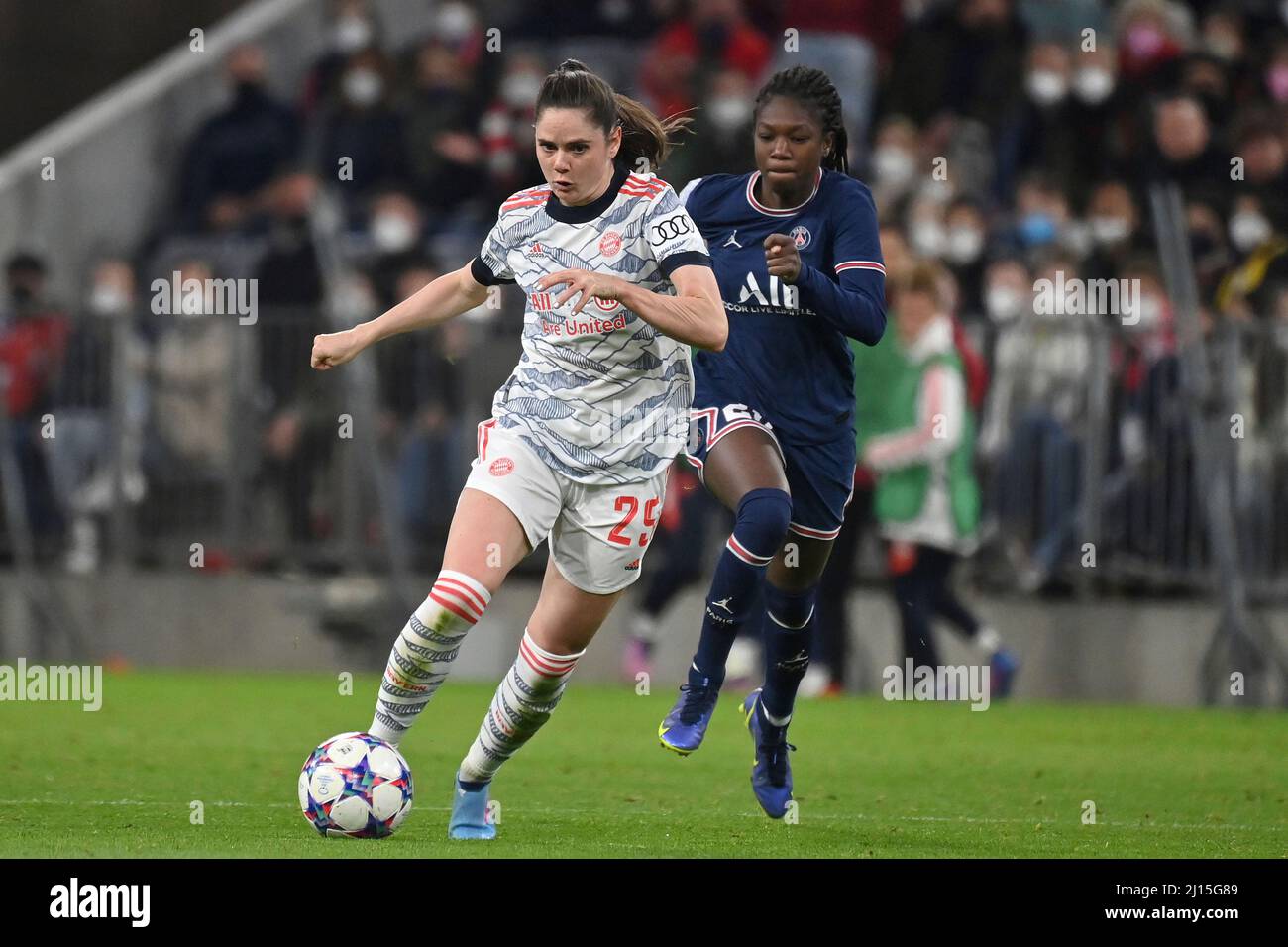 Sarah ZADRAZIL (FCB) über den Ball, die Action, den FC Bayern München - Paris Saint-Germain 1-2 Fußball, Champions League der Frauen, Viertelfinale am 22.. März 2022 in der Fußballarena München. DIE DFL-VORSCHRIFTEN VERBIETEN DIE VERWENDUNG VON FOTOS ALS BILDSEQUENZEN UND/ODER QUASI-VIDEO. Stockfoto