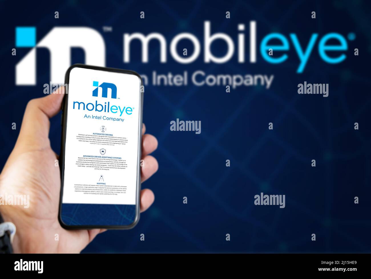 Jerusalem, ISR, März 2022: Website der Mobileye-Gesellschaft auf einem Telefonbildschirm. Blauer Hintergrund mit Mobileye-Logo im Hintergrund verschwommen. Illustrative e Stockfoto