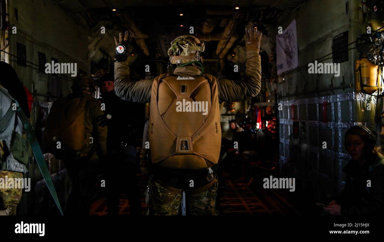 Ein US-Luftwaffenflieger, der der 57. Rescue Squadron zugewiesen wurde, führt während der Jump Master-Zertifizierung an Bord eines MC-130J Commando II, der dem 352. Special Operations Wing auf dem Aviano Air Base, Italien, zugewiesen wurde, am 1. März 2022 eine Sicherheitsunterweisung durch. Die Jump Master-Zertifizierung ist eine Schulung für Pararescuemen erforderlich und verbessert ihre Missionsfähigkeiten. (USA Luftwaffe Foto von SRA Taryn Onyon) Stockfoto