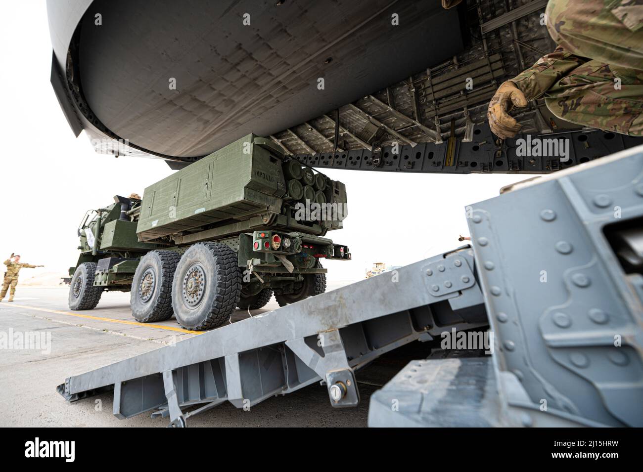 Ein High Mobility Artillery Rocket System (HIMARS) der US-Armee, das dem 3. Bataillon, dem 157. Field Artillery Regiment, zugewiesen wurde, wird auf ein Air Force C-17 Globemaster III geladen, das während der Operation Agile Spartan II auf der Ali Al Salem Air Base, Kuwait, 16. März 2022 dem 816. Expeditionary Airlift Squadron zugewiesen wurde. Die Mitglieder nahmen an der Operation Agile Spartan (OAS) II Teil, einer groß angelegten, gemeinsamen und multinationalen Operation, die sich auf die operative Prüfung und Bewertung von Kernkompetenzen im Bereich der agilen Kampfbeschäftigung konzentriert. (USA Air Force Foto von Tech. Sgt. Patrick Evenson) Stockfoto