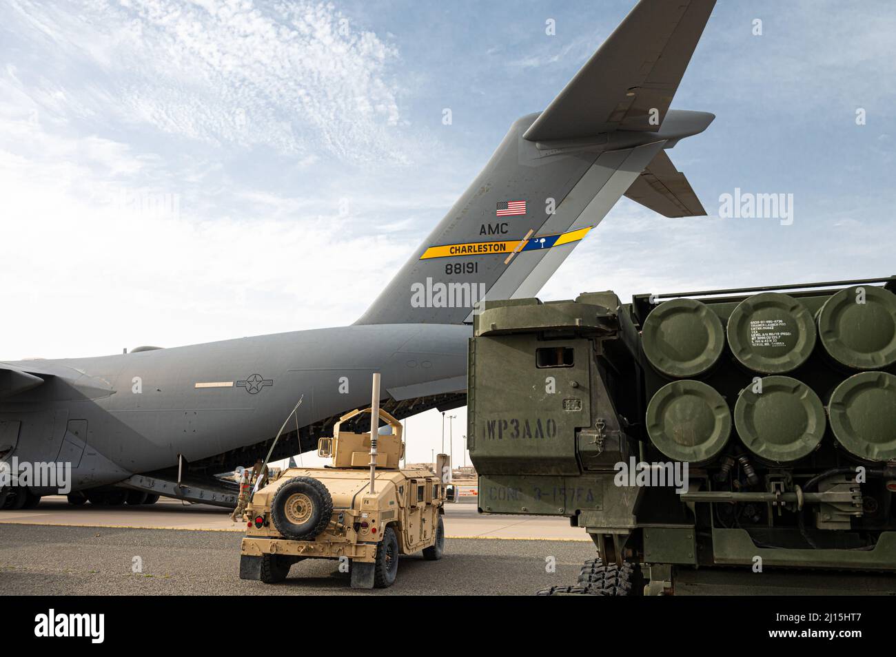 Ein High Mobility Artillery Rocket System (HIMARS) der US-Armee, das dem Bataillon 3., dem Artilleriererieregiment 157. und dem Army Humvee, das dem Kavallerieregiment 1-153. zugewiesen ist, zugewiesen ist, bereitet sich auf die Beladung auf einen Globemaster III der Luftwaffe C-17 vor, Während der Operation Agile Spartan II auf der Ali Al Salem Air Base, Kuwait, 16. März 2022, wurde sie dem Expeditionary Airlift Squadron 816. zugewiesen. Die Mitglieder nahmen an der Operation Agile Spartan (OAS) II Teil, einer groß angelegten, gemeinsamen und multinationalen Operation, die sich auf die operative Prüfung und Bewertung von Kernkompetenzen im Bereich der agilen Kampfbeschäftigung konzentriert. (USA Luftwaffe Foto von Stockfoto