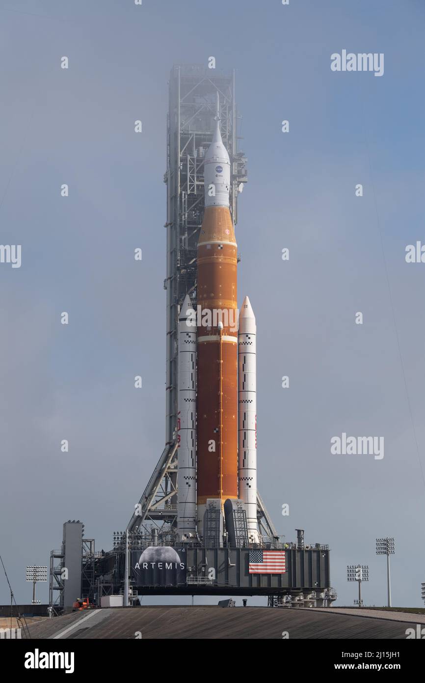 Die NASA-Rakete Space Launch System (SLS) mit der Orion-Sonde an Bord wird auf einem mobilen Trägerrakete beim Launch Complex 39B am Freitag, den 18. März 2022, gesehen, nachdem sie zum ersten Mal im Kennedy Space Center der NASA in Florida auf die Startrampe ausgerollt wurde. Vor dem Artemis I-Flugtest der NASA werden die vollständig gestapelte und integrierte SLS-Rakete und die Orion-Raumsonde im Launch Complex 39B einer Nassprobe unterzogen, um die Systeme zu verifizieren und Countdown-Verfahren für den ersten Start zu üben. Foto: (NASA/Joel Kowsky) Stockfoto