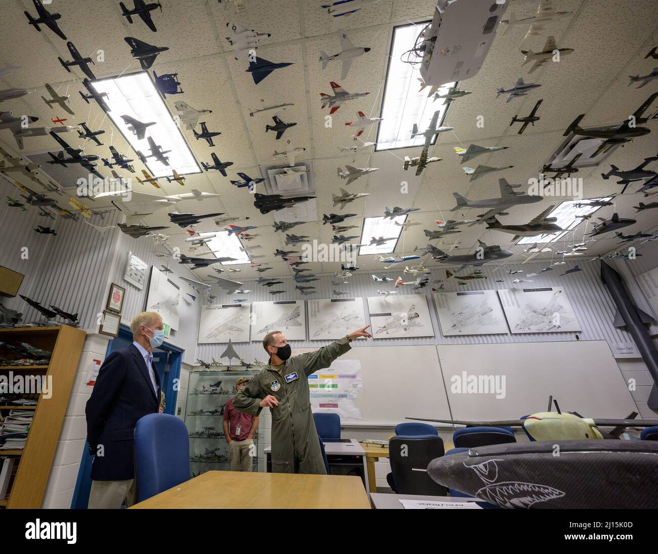 NASA-Administrator Bill Nelson, links, hört Col Douglas „Beaker“ Wickert, rechts, während einer Tour durch das Luftfahrtlabor der United States Air Force Academy, Mittwoch, den 25. August 2021, nördlich von Colorado Springs, Colorado. Bildnachweis: (NASA/Bill Ingalls) Stockfoto