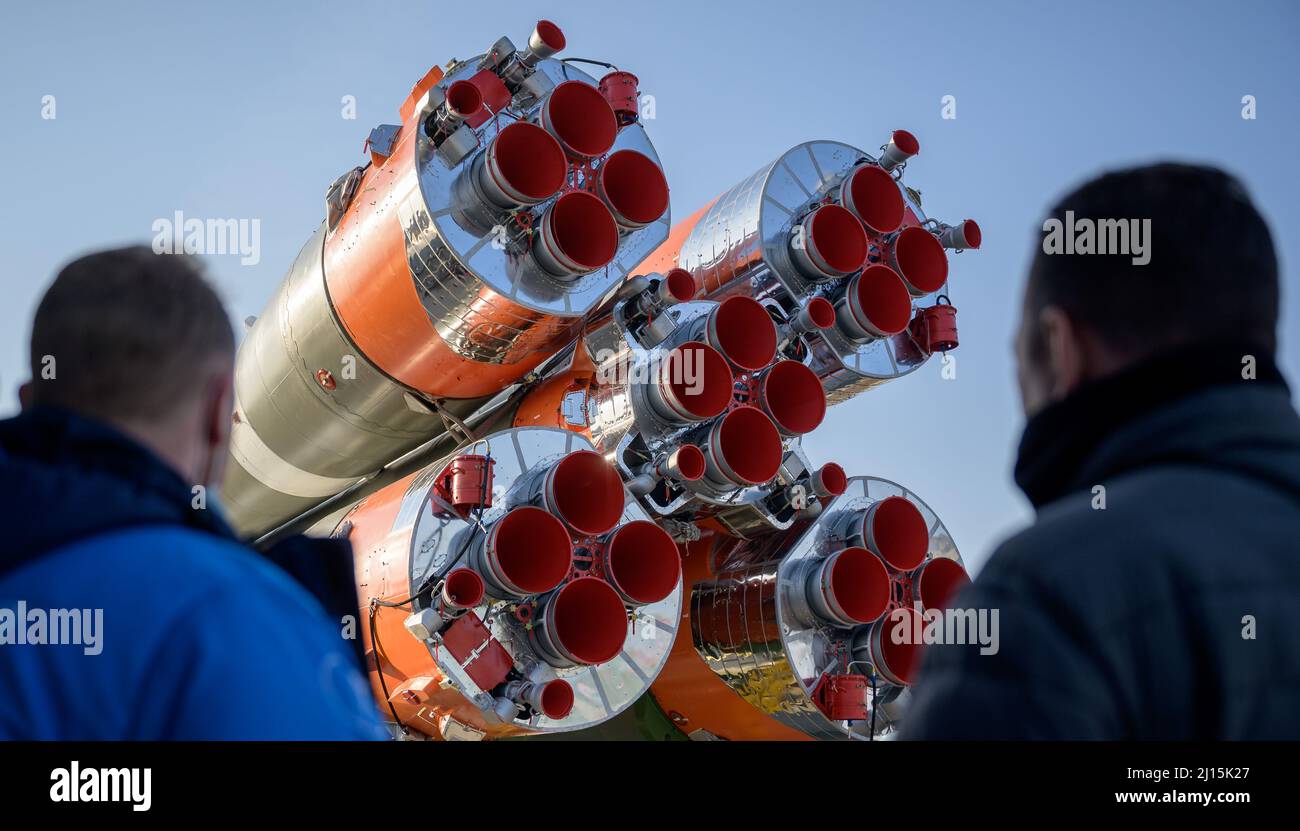 Die Sojus-Rakete wird per Zug auf die Startrampe am Dienstag, den 6. April 2021, am Standort 31 im Kosmodrom Baikonur in Kasachstan ausgerollt. Expedition 65 der NASA-Astronaut Mark Vande Hei, die Kosmonauten Roscosmos Pyotr Dubrov und Oleg Novitskiy sollen am 9. April an Bord ihrer Sojus MS-18-Sonde starten. Bildnachweis: (NASA/Bill Ingalls) Stockfoto