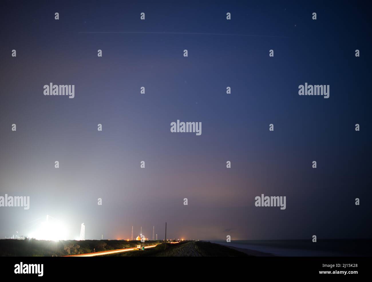 Die Internationale Raumstation wird in dieser einminütigen Exposition gesehen, während sie über den Launch Complex 39A fliegt, Samstag, 24. April 2021, im Kennedy Space Center der NASA in Florida. Der SpaceX Crew Dragon mit den NASA-Astronauten Shane Kimbrough und Megan McArthur, dem ESA-Astronauten Thomas Pesquet und dem Astronauten der Japan Aerospace Exploration Agency (JAXA) Akihiko Hoshide an Bord, der am 23. April um 5:49:00 Uhr EDT vom Launch Complex 39A aus startete, dockte um 5:08:00 Uhr EDT an den Komplex an. Kimbrough, McArthur, Pesquet und Hoshide werden der Expedition 65-Crew von Shannon Walker, Michae, beitreten Stockfoto