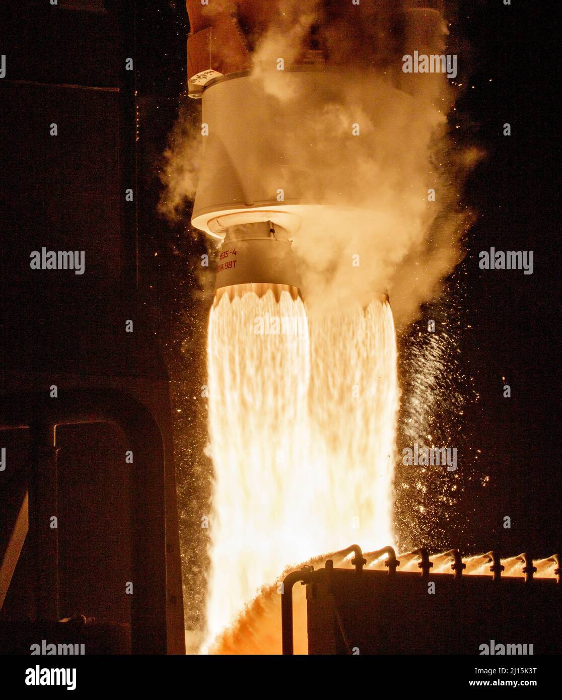 Eine ATLAS V-Rakete der United Launch Alliance mit der Lucy-Sonde startet vom Space Launch Complex 41, Samstag, 16. Oktober 2021, auf der Cape Canaveral Space Force Station in Florida. Lucy wird die erste Raumsonde sein, die Jupiters Trojanische Steroide untersucht. Wie die Namensgeberin der Mission – die versteinerte menschliche Vorfahrin „Lucy“, deren Skelett einzigartige Einblicke in die Evolution der Menschheit bot – wird Lucy unser Wissen über die planetarischen Ursprünge und die Bildung des Sonnensystems revolutionieren. Bildnachweis: (NASA/Bill Ingalls) Stockfoto