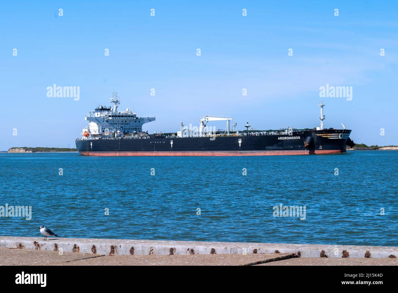 PORT ARANAS, TX - 1. FEB 2020: Die ARGIRONISSOS, ein Crude Oil-Tanker, fährt auf dem Schiffskanal zwischen Corpus Christi, Texas und der Gul Stockfoto