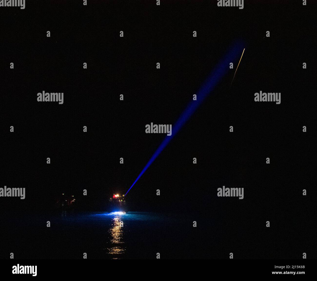 Die Raumsonde SpaceX Crew Dragon Endeavour wird bei der Landung mit den NASA-Astronauten Shane Kimbrough und Megan McArthur, Astronaut Aki Hoshide der Japan Aerospace Exploration Agency (JAXA), Und ESA-Astronaut Thomas Pesquet an Bord im Golf von Mexiko vor der Küste von Pensacola, Florida, Montag, 8. November 2021. Die NASA-Mission SpaceX Crew-2 ist die zweite operative Mission der Raumsonde SpaceX Crew Dragon und der Falcon 9-Rakete zur Internationalen Raumstation im Rahmen des Commercial Crew Program der Agentur. Bildnachweis: (NASA/Aubrey Gemignani) Stockfoto