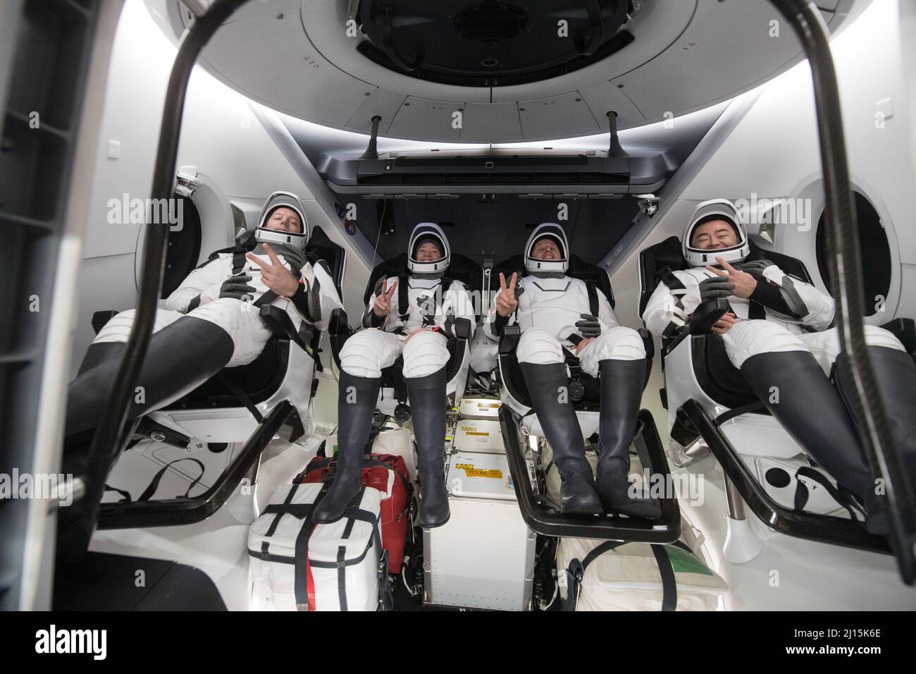 ESA-Astronaut Thomas Pesquet, links, NASA-Astronauten Megan McArthur und Shane Kimbrough, Und der Astronaut der Japan Aerospace Exploration Agency (JAXA), Aki Hoshide, rechts, sind im Raumschiff SpaceX Crew Dragon Endeavour an Bord des SpaceX GO Navigator zu sehen, kurz nachdem er am Montag, den 8. November 2021, im Golf von Mexiko vor der Küste von Pensacola, Florida, gelandet war. Die SpaceX Crew-2-Mission der NASA ist die zweite operative Mission der Raumsonde SpaceX Crew Dragon und der Falcon 9-Rakete zur Internationalen Raumstation im Rahmen der Commercial Crew PR der Agentur Stockfoto