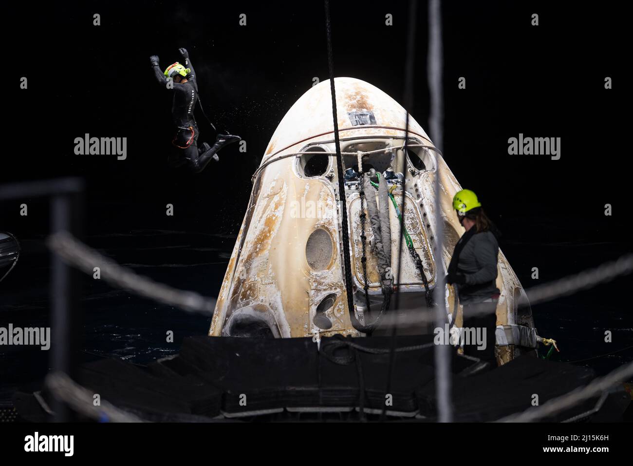 Die Support-Teams arbeiten um die Raumsonde SpaceX Crew Dragon Endeavour, kurz nachdem sie mit den NASA-Astronauten Shane Kimbrough und Megan McArthur, dem Astronauten Aki Hoshide, der Japan Aerospace Exploration Agency (JAXA), gelandet ist, Und ESA-Astronaut Thomas Pesquet an Bord im Golf von Mexiko vor der Küste von Pensacola, Florida, Montag, 8. November 2021. Die NASA-Mission SpaceX Crew-2 ist die zweite operative Mission der Raumsonde SpaceX Crew Dragon und der Falcon 9-Rakete zur Internationalen Raumstation im Rahmen des Commercial Crew Program der Agentur. Foto: (NASA/Aubrey Gemignan Stockfoto