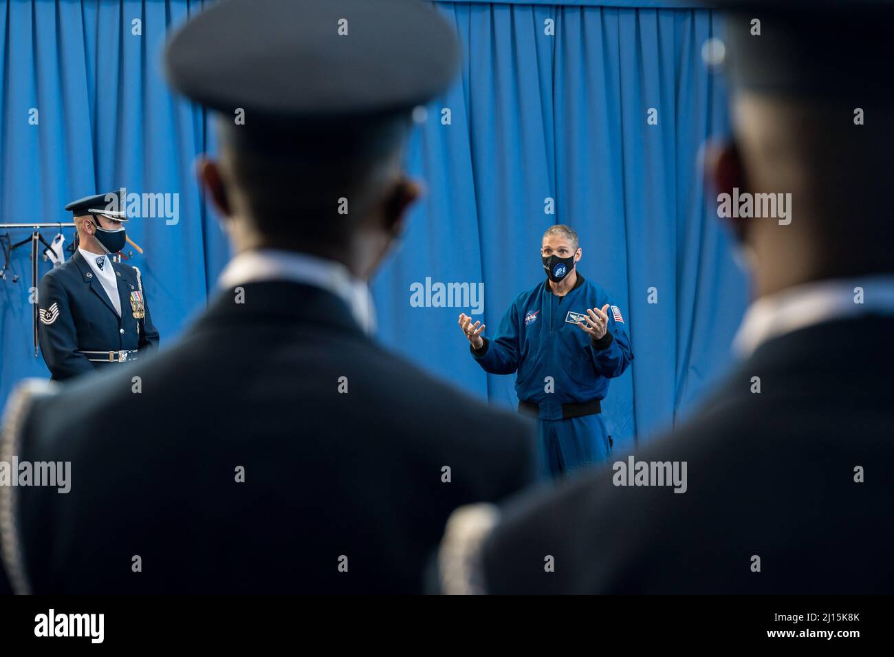SpaceX Crew-1 der NASA-Astronaut Mike Hopkins spricht mit dem U.S. Air Force Honor Guard Bohrteam auf der Joint Base Anacostia-Bolling (JBAB) am Freitag, den 19. November 2021 in Washington. Hopkins und die Crew-Kollegen der NASA-Astronauten Victor Glover, Shannon Walker, Der Astronaut der Japan Aerospace Exploration Agency (JAXA), Soichi Noguchi, startete im Rahmen des Commercial Crew Program der Agentur für die erste Rundungsmission zur Internationalen Raumstation für die Raumsonde Falcon 9 und Crew Dragon von SpaceX und verbrachte 168 Tage im All über die Expeditionen 64 und 65. Bildnachweis: (NASA/Aubrey Gemignani) Stockfoto