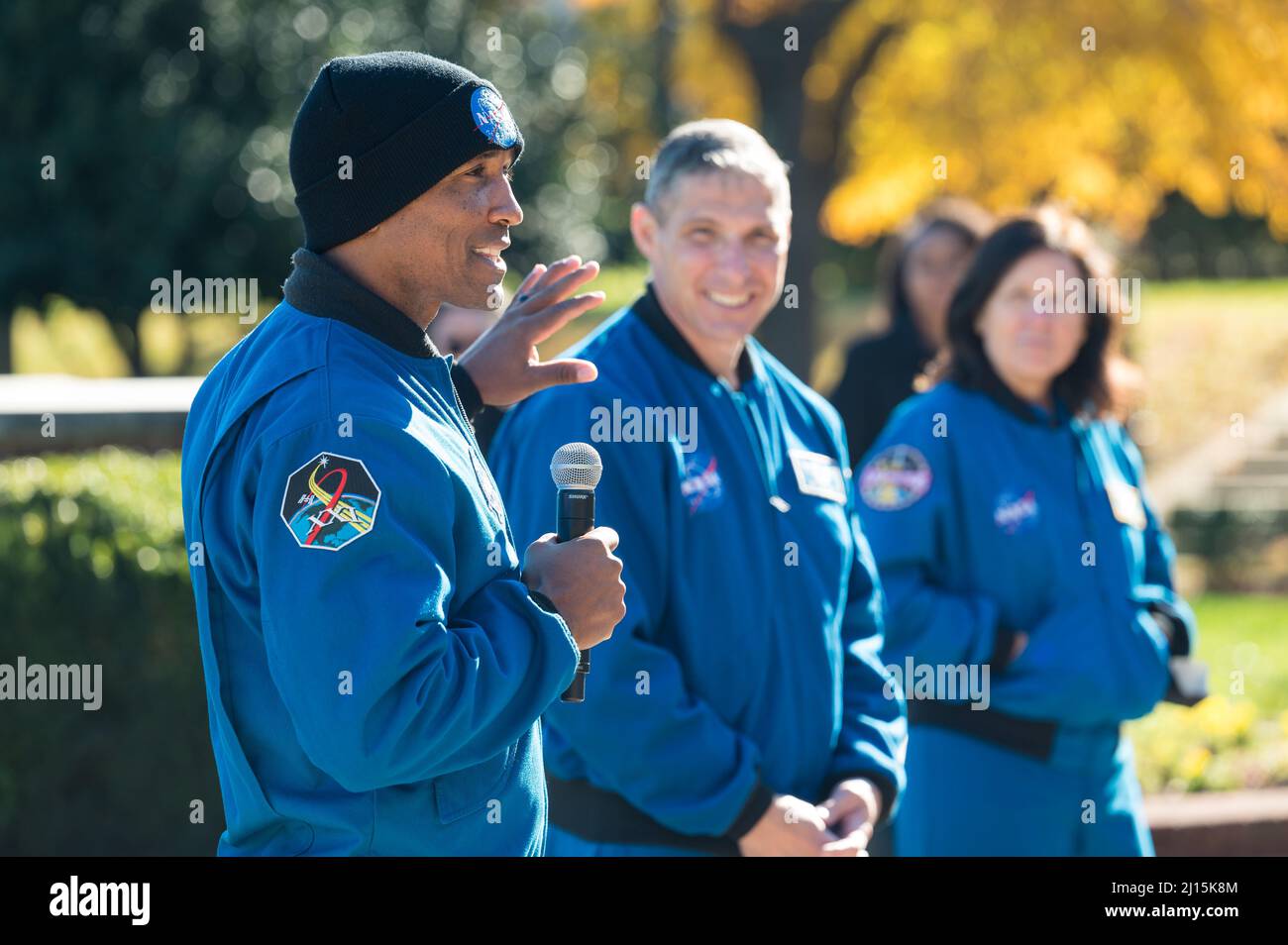 SpaceX Crew-1 der NASA-Astronaut Victor Glover beantwortet eine Frage eines Junior Officers auf der Joint Base Anacostia-Bolling (JBAB) am Freitag, den 19. November 2021 in Washington. Glover und seine Crew-Kollegen Mike Hopkins, Shannon Walker, Der Astronaut der Japan Aerospace Exploration Agency (JAXA), Soichi Noguchi, startete im Rahmen des Commercial Crew Program der Agentur für die erste Rundungsmission zur Internationalen Raumstation für die Raumsonde Falcon 9 und Crew Dragon von SpaceX und verbrachte 168 Tage im All über die Expeditionen 64 und 65. Bildnachweis: (NASA/Aubrey Gemignani) Stockfoto