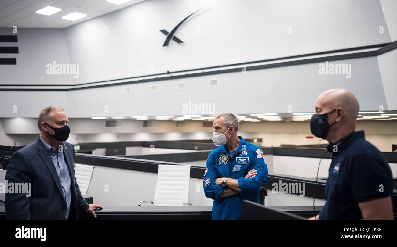 Norm Knight, stellvertretender Direktor des Flight Operations am Johnson Space Center der NASA, links, Andrew Feustel, stellvertretender Leiter des Astronaut Office, Center, Stephen Koerner, Direktor des Flight Operations Directorate am Johnson Space Center der NASA, rechts, Werden während einer Generalprobe in Vorbereitung auf den Start einer SpaceX Falcon 9-Rakete mit der Crew Dragon-Sonde des Unternehmens auf der NASA-Mission SpaceX Crew-2 mit den NASA-Astronauten Shane Kimbrough und Megan McArthur, ESA-Astronaut Thomas Pesquet, Und dem Astronauten Akihiko Hos der Japan Aerospace Exploration Agency (JAXA) Stockfoto