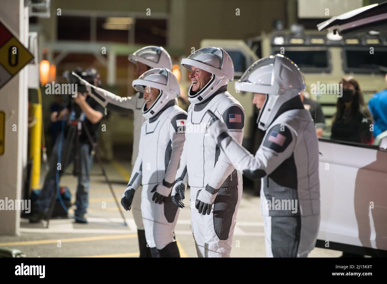 Von links nach rechts: ESA-Astronaut Thomas Pesquet, Japan Aerospace Exploration Agency (JAXA)-Astronaut Akihiko Hoshide, Und die NASA-Astronauten Shane Kimbrough und Megan McArthur werden während einer Generalprobe vor dem Start der Crew-2-Mission am Sonntag, dem 18. April 2021, im Kennedy Space Center der NASA in Florida gesehen, als sie sich darauf vorbereiten, das Neil A. Armstrong Operations and Checkout Building für den Launch Complex 39A zu verlassen. Die NASA-Mission SpaceX Crew-2 ist die zweite operative Mission der Raumsonde SpaceX Crew Dragon und der Falcon 9-Rakete zur Internationalen Raumstation als p Stockfoto
