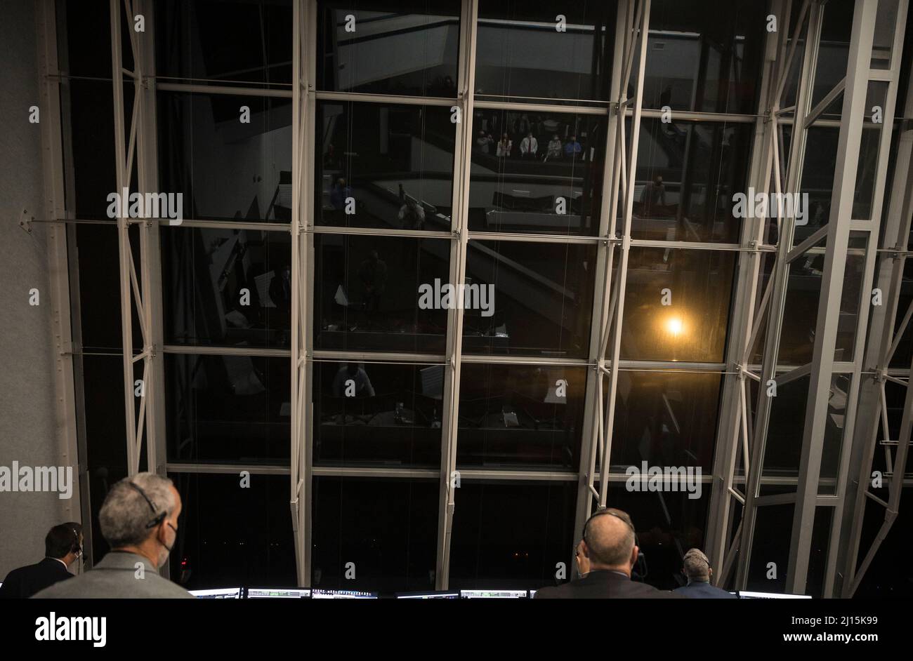 NASA und SpaceX-Startteams überwachen den Start einer SpaceX Falcon 9-Rakete, die die Crew Dragon-Sonde des Unternehmens auf der Crew-2-Mission mit den NASA-Astronauten Shane Kimbrough und Megan McArthur, dem ESA-Astronauten Thomas Pesquet, Und der Astronaut Akihiko Hoshide der Japan Aerospace Exploration Agency (JAXA) an Bord, am Freitag, den 23. April 2021, in Feuerraum vier des Launch Control Center im Kennedy Space Center der NASA in Florida. Die NASA-Mission SpaceX Crew-2 ist die zweite Rundungsmission der Raumsonde SpaceX Crew Dragon und der Falcon 9-Rakete zum International Spac Stockfoto