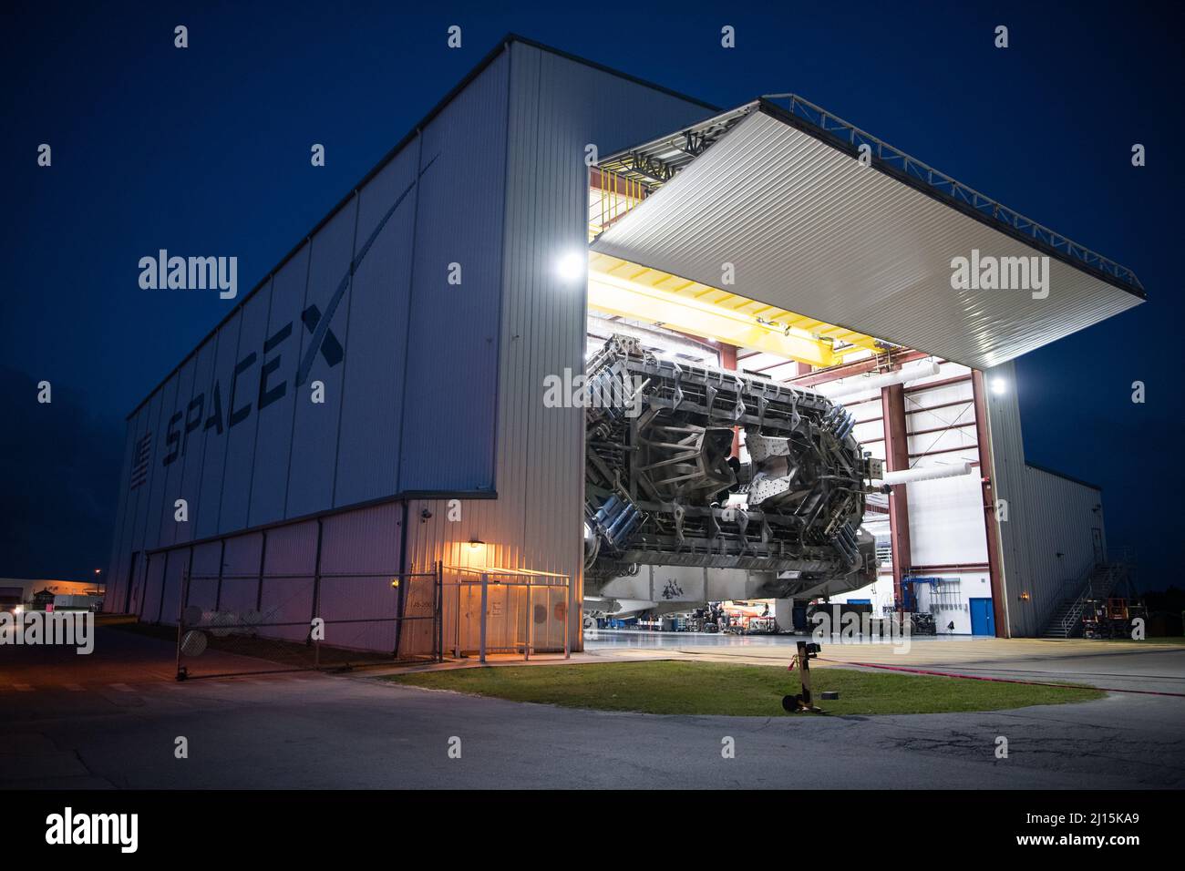 Eine SpaceX Falcon 9-Rakete mit der Crew Dragon-Sonde des Unternehmens an Bord wird beim Start des Launch Complex 39A aus der horizontalen Integrationseinrichtung ausgerollt, da die Vorbereitungen für die Crew-2-Mission am Freitag, den 16. April 2021, im Kennedy Space Center der NASA in Florida fortgesetzt werden. Die NASA-Mission SpaceX Crew-2 ist die zweite Rundungsmission der Raumsonde SpaceX Crew Dragon und der Falcon 9-Rakete zur Internationalen Raumstation im Rahmen des Commercial Crew Program der Agentur. Die NASA-Astronauten Shane Kimbrough und Megan McArthur, der ESA-Astronaut Thomas Pesquet und Japa Stockfoto