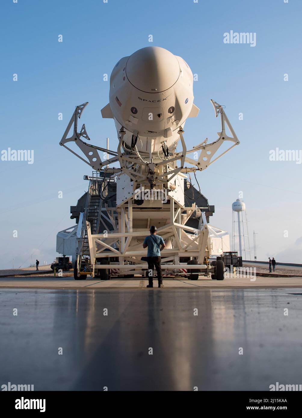 Eine SpaceX Falcon 9-Rakete mit der Crew Dragon-Sonde des Unternehmens an Bord wird beim Start des Launch Complex 39A aus der horizontalen Integrationseinrichtung ausgerollt, da die Vorbereitungen für die Crew-2-Mission am Freitag, den 16. April 2021, im Kennedy Space Center der NASA in Florida fortgesetzt werden. Die NASA-Mission SpaceX Crew-2 ist die zweite Rundungsmission der Raumsonde SpaceX Crew Dragon und der Falcon 9-Rakete zur Internationalen Raumstation im Rahmen des Commercial Crew Program der Agentur. Die NASA-Astronauten Shane Kimbrough und Megan McArthur, der ESA-Astronaut Thomas Pesquet und Japa Stockfoto