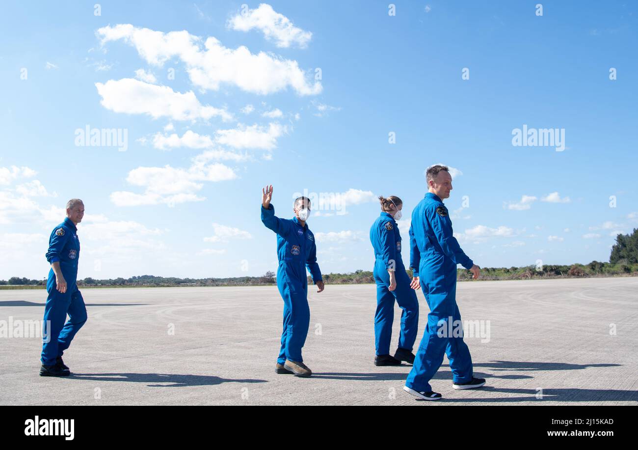 NASA-Astronauten Tom Marshburn, links, Raja Chari, zweiter von links, Kayla Barron, Der zweite von rechts, und ESA-Astronaut Matthias Maurer, rechts, werden gesehen, als sie die Landing Facility im Kennedy Space Center der NASA vor der SpaceX-Crew-3-Mission am Dienstag, den 26. Oktober 2021, in Florida verlassen. Die NASA-Mission SpaceX Crew-3 ist die dritte Rundungsmission der Raumsonde SpaceX Crew Dragon und der Falcon 9-Rakete zur Internationalen Raumstation im Rahmen des Commercial Crew Program der Agentur. Chari, Marshburn, Barron, Maurer sollen am 31. Oktober um 2:21 Uhr ET starten Stockfoto