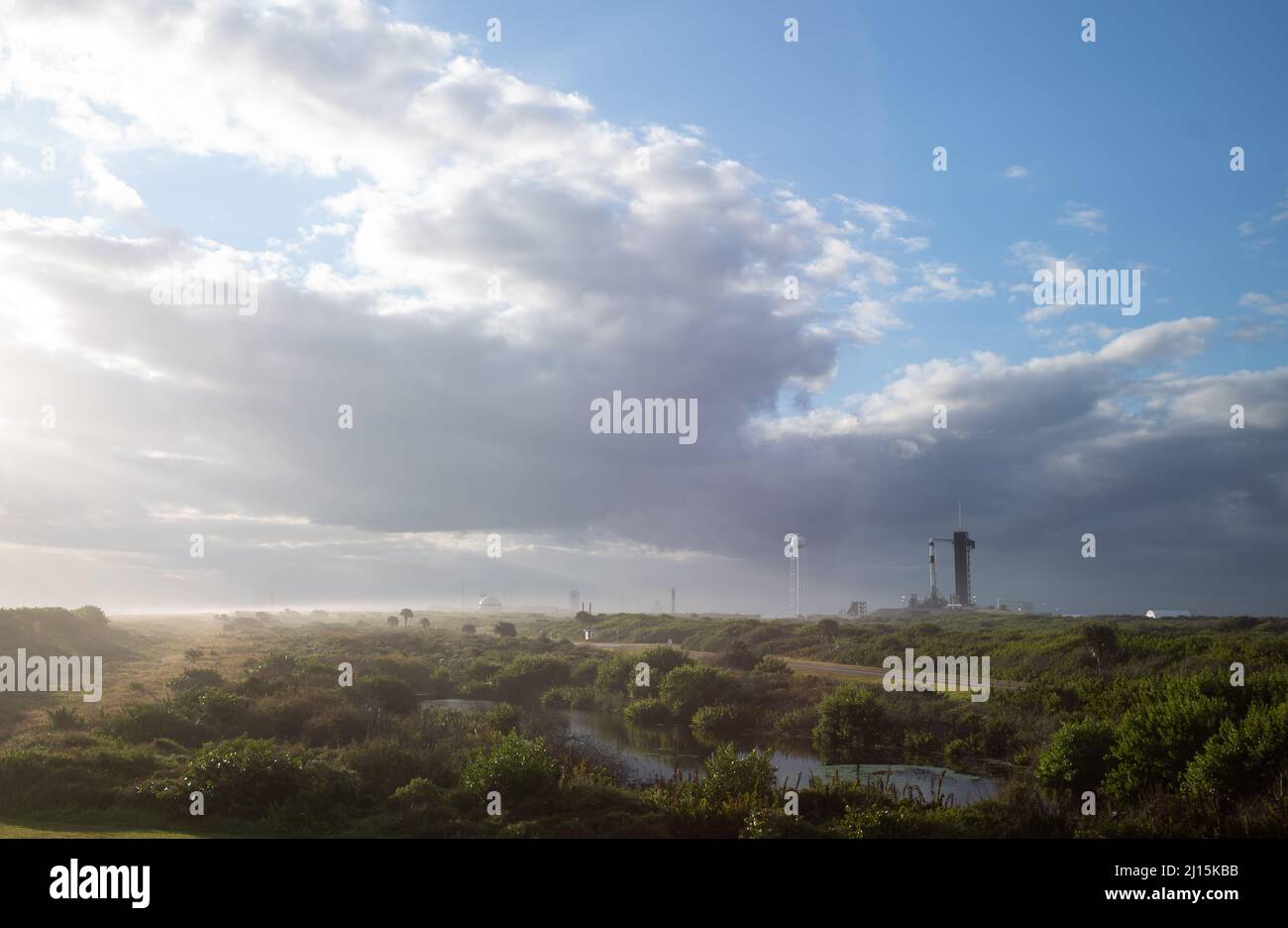 Eine SpaceX Falcon 9-Rakete mit der Crew Dragon-Sonde des Unternehmens an Bord wird auf der Startfläche des Launch Complex 39A gesehen, da die Vorbereitungen für die Crew-3-Mission am Mittwoch, den 10. November 2021, im Kennedy Space Center der NASA in Florida fortgesetzt werden. Die NASA-Mission SpaceX Crew-3 ist die dritte Rundungsmission der Raumsonde SpaceX Crew Dragon und der Falcon 9-Rakete zur Internationalen Raumstation im Rahmen des Commercial Crew Program der Agentur. Die NASA-Astronauten Raja Chari, Tom Marshburn, Kayla Barron und der ESA-Astronaut Matthias Maurer sollen um 9:03 Uhr starten Stockfoto