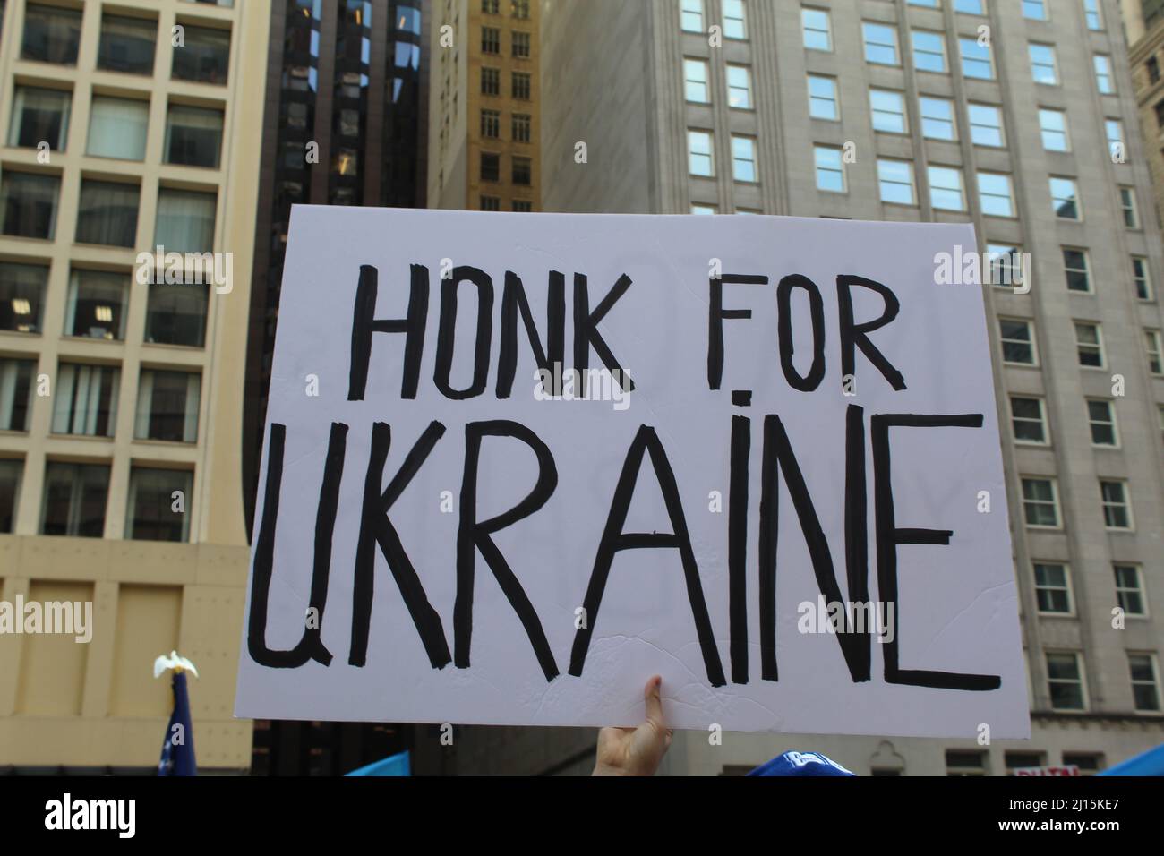 Honk für die Ukraine unterschreiben beim Daley Center Protest in Chicago Stockfoto