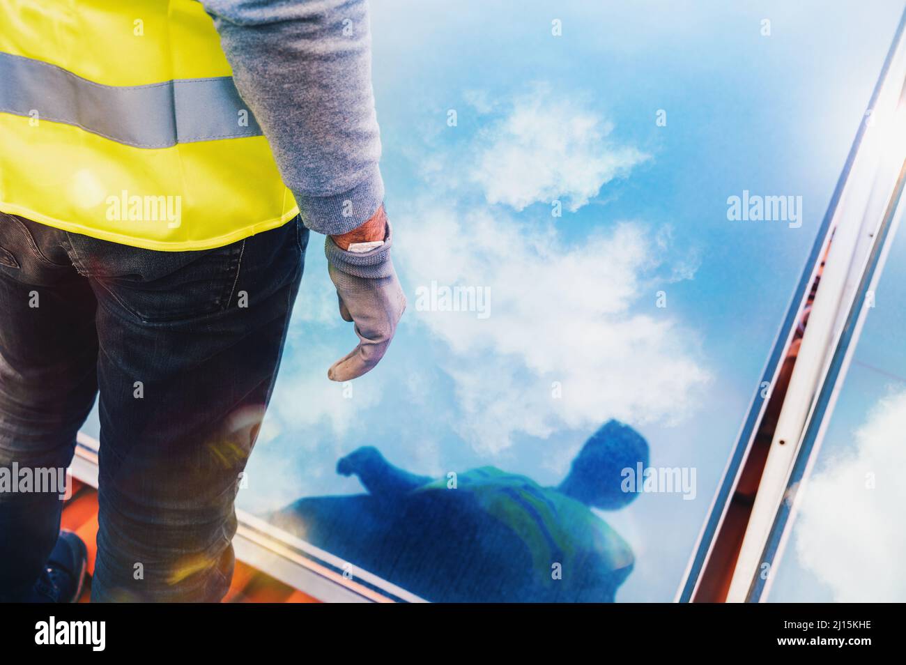 Man montiert Solarpanel für heißes Wasser in einem Dach Stockfoto