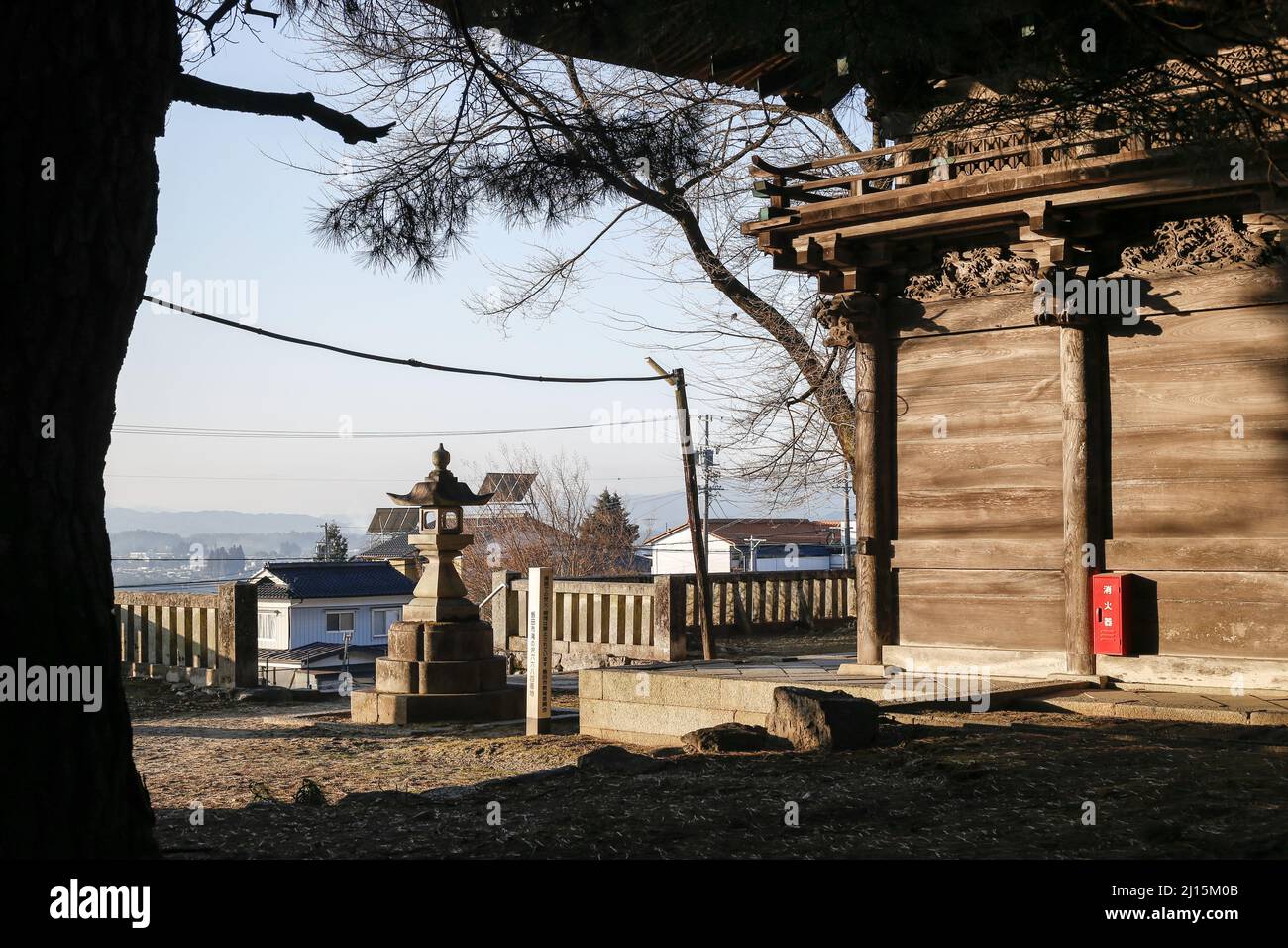 iida, nagano, japan, 2022/03/03 , Detail des Suijin-Tores, am Hakusan-Schrein. Dieses Tor ist das, was von der Edo-Zeit nach der Abschaffung o übrig bleibt Stockfoto