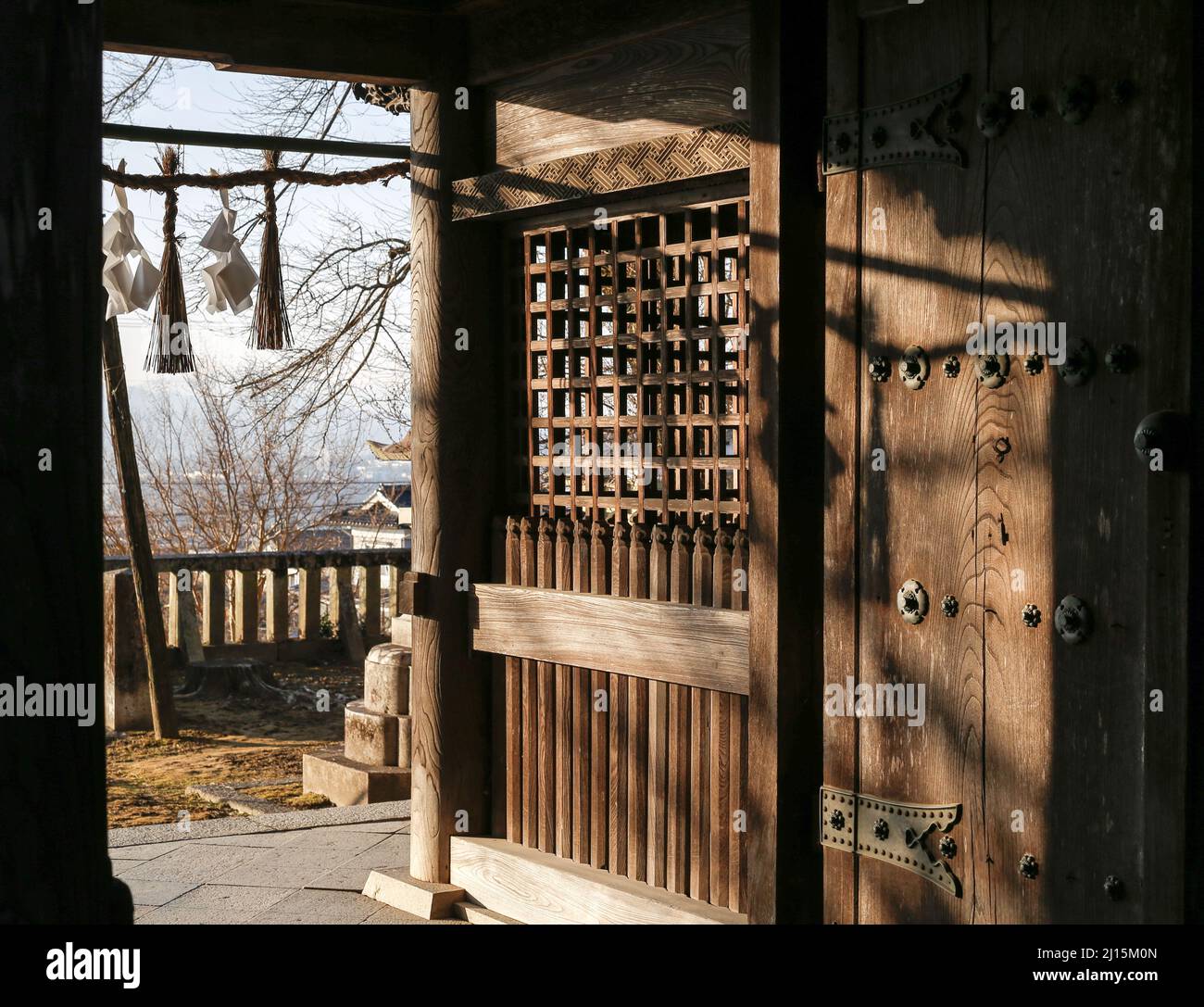 iida, nagano, japan, 2022/03/03 , Detail des Suijin-Tores, am Hakusan-Schrein. Dieses Tor ist das, was von der Edo-Zeit nach der Abschaffung o übrig bleibt Stockfoto