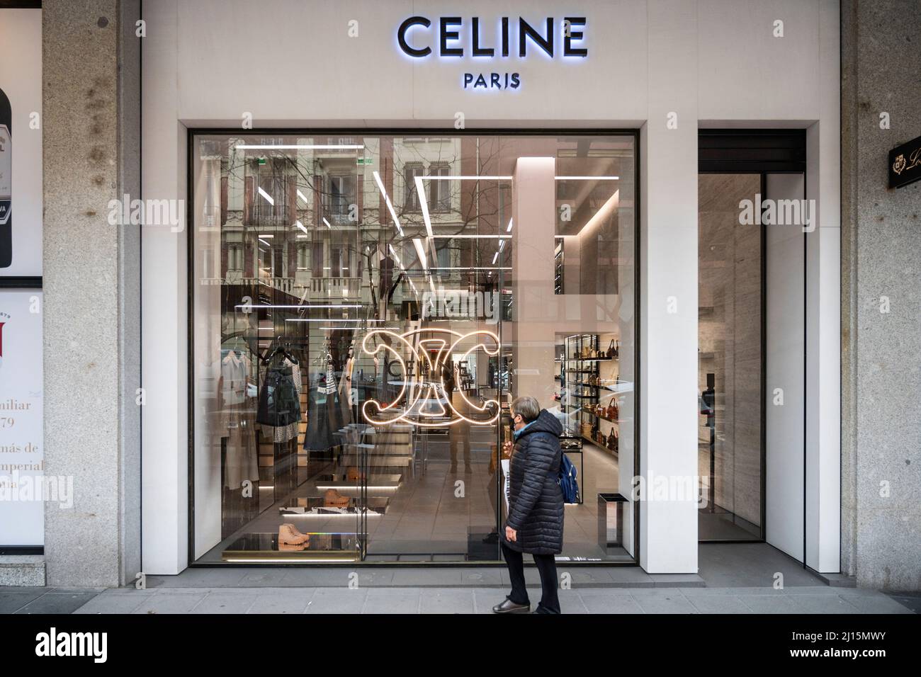 Madrid, Spanien. 03. März 2022. Ein Fußgänger geht am französischen Luxusmodemarke Celine in Spanien vorbei. (Foto: Xavi Lopez/SOPA Images/Sipa USA) Quelle: SIPA USA/Alamy Live News Stockfoto