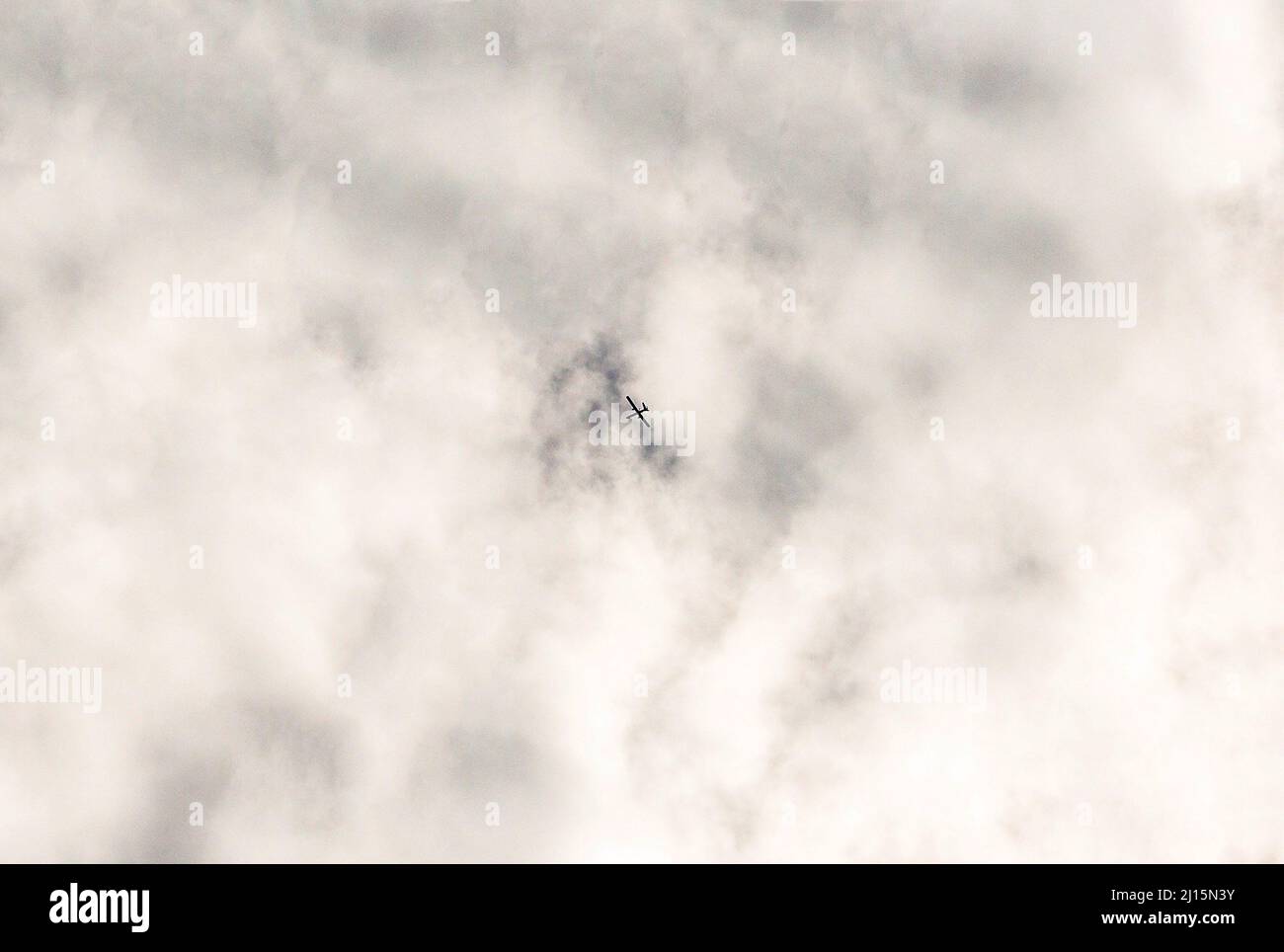 Gaza, Palästina. 22. März 2022. Ein israelisches Aufklärungsflugzeug fliegt über Gaza-Stadt. Kredit: SOPA Images Limited/Alamy Live Nachrichten Stockfoto