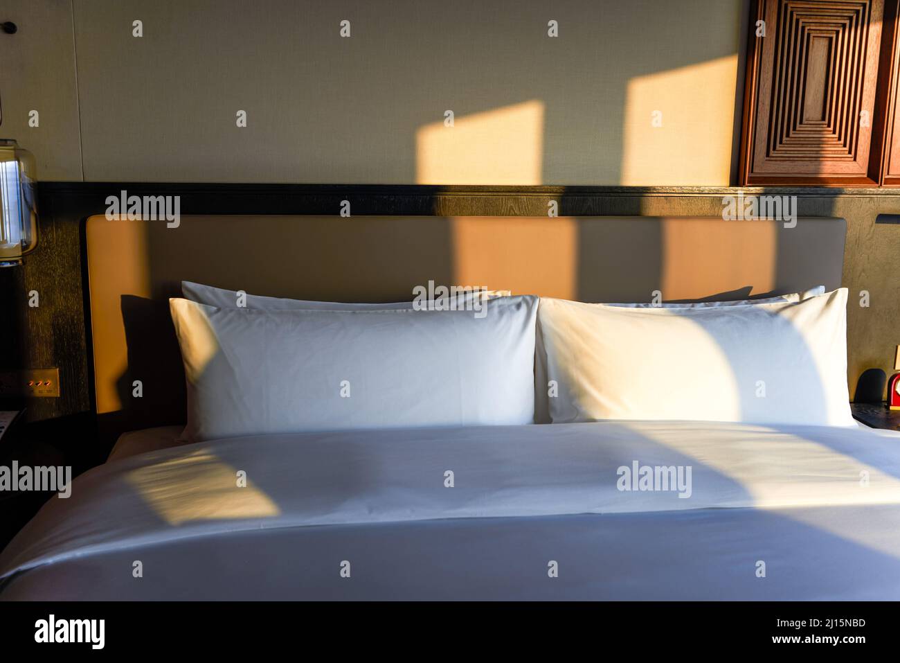 Nahaufnahme der Nachttischlappen im Hotelzimmer Stockfoto