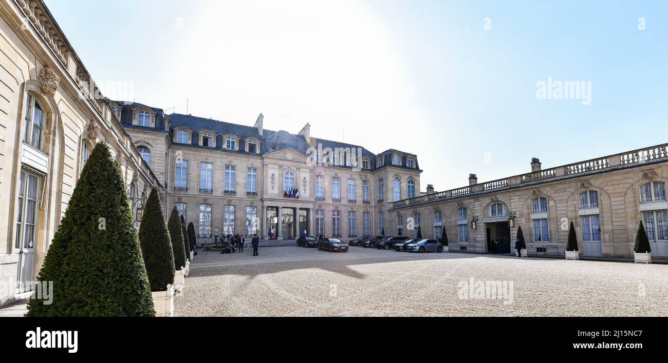 Die Abbildung zeigt den Eingang (im Innenhof) zum Elysée-Palast (Palais de l'Elysée). Stockfoto